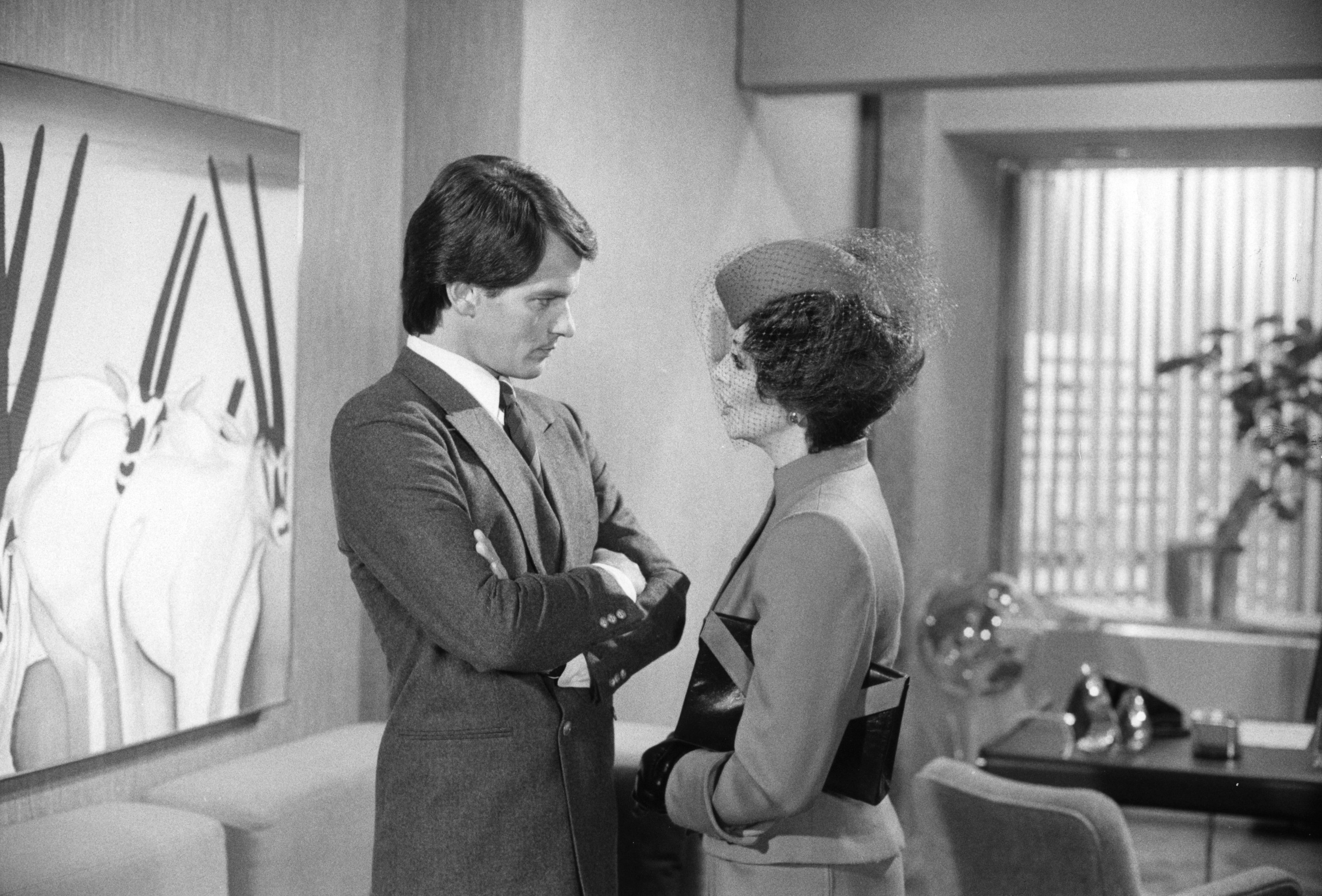 Gordon Thomson y Joan Collins en un episodio de "Dinasty" en una imagen sin fecha | Fuente: Getty Images