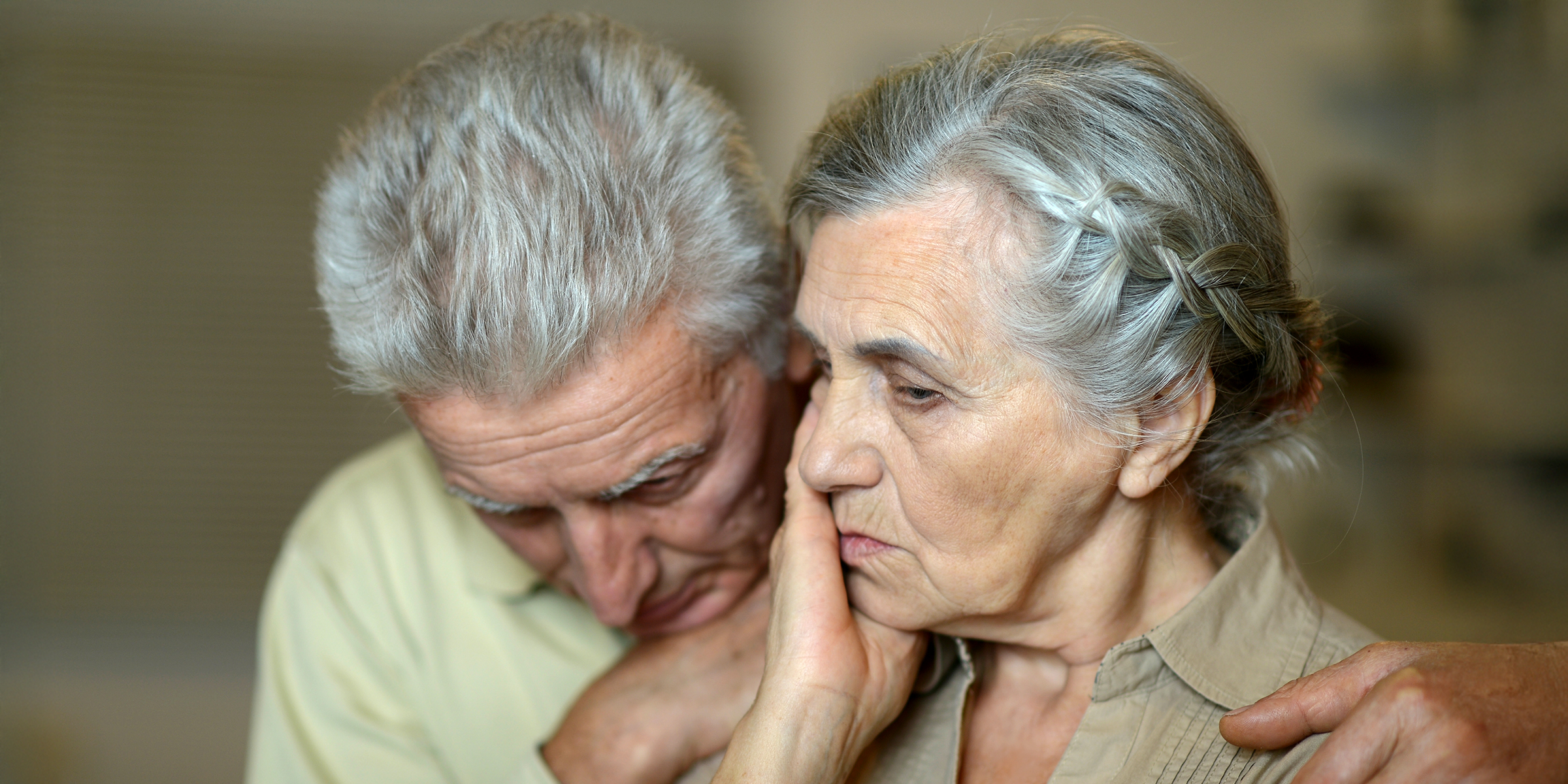 Una pareja de ancianos de aspecto preocupado | Fuente: Shutterstock