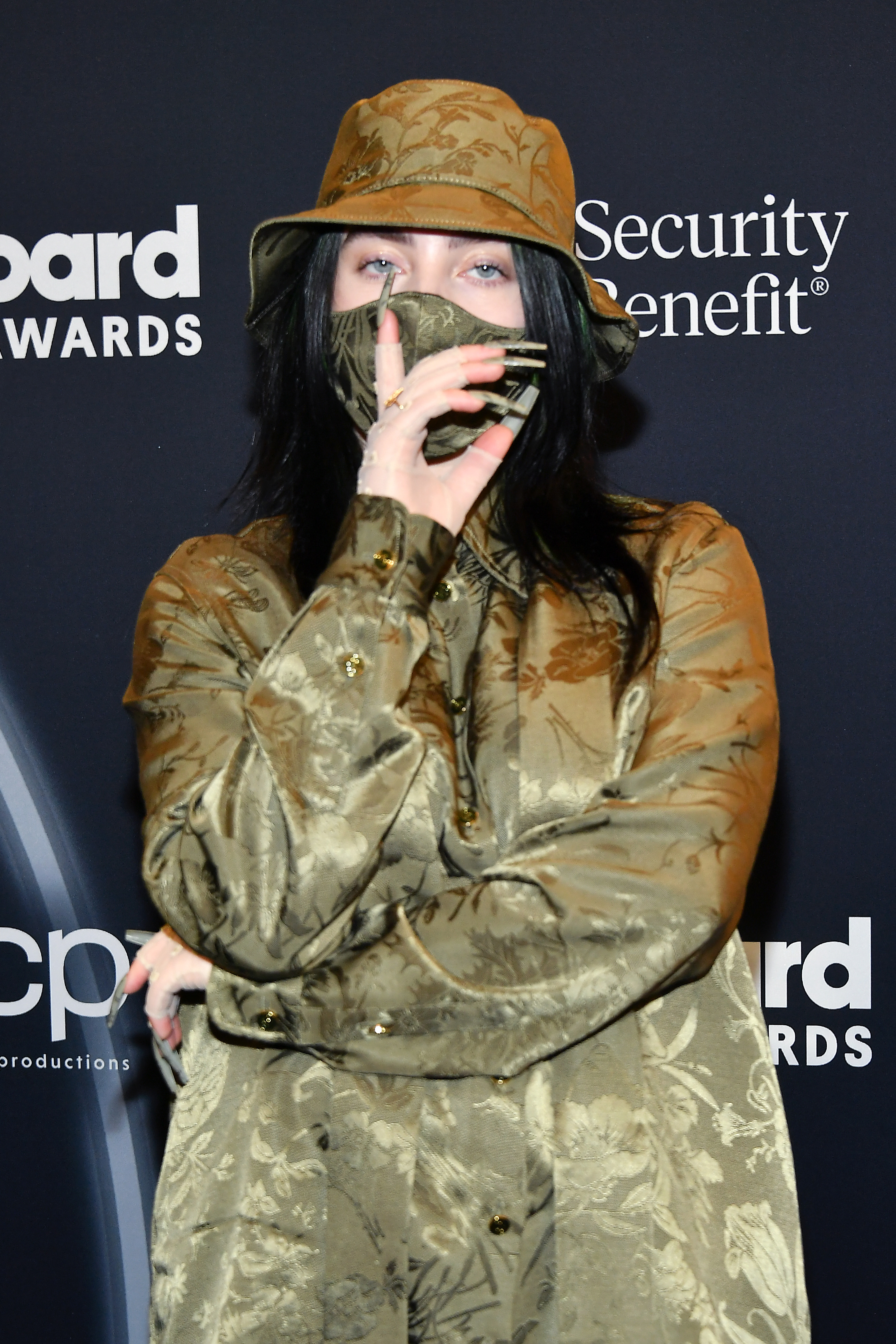 Billie Eilish posa en el backstage de los Billboard Music Awards, emitidos en Los Ángeles, California, el 14 de octubre de 2020 | Fuente: Getty Images