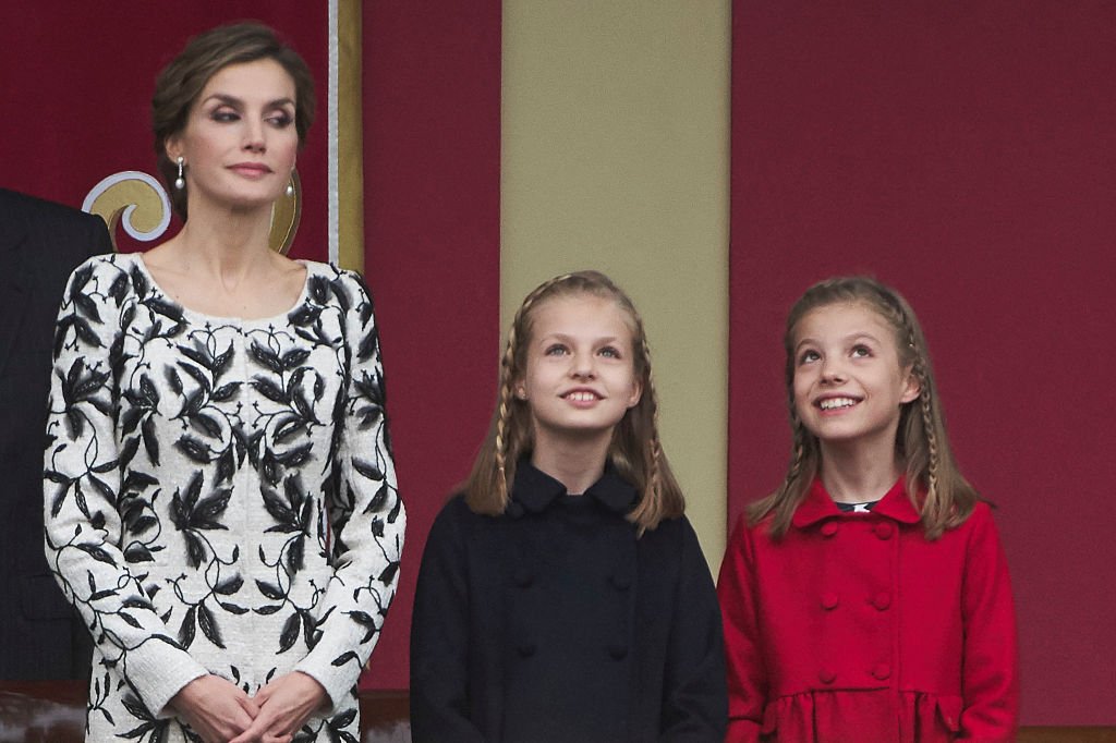 La Reina Letizia junto a sus hijas Leonor y Sofía el 12 de octubre de 2016. | Foto: Getty Images.