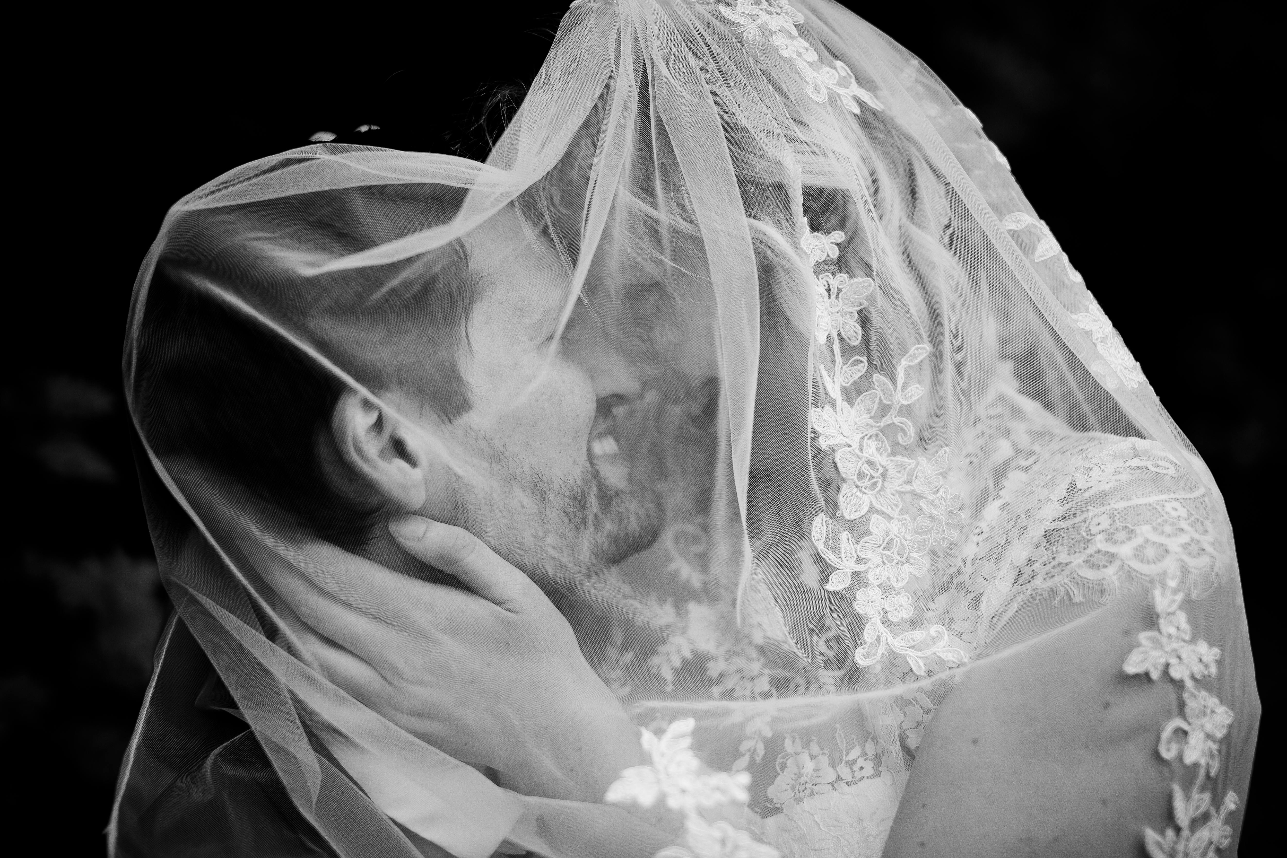 Foto en blanco y negro de una pareja de recién casados | Fuente: Pexels