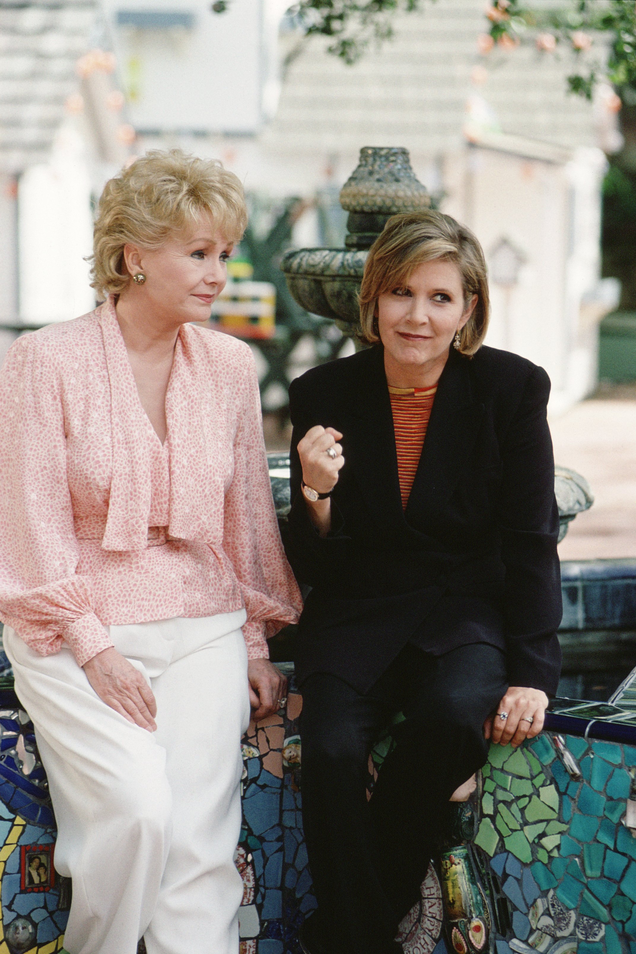 Debbie Reynolds y su hija Carrie Fisher presentan un especial de televisión de la CBS: "All-Star Moms". Imagen del 20 de abril de 1997. El programa se emitió originalmente el viernes 9 de mayo de 1997, dos días antes del Día de la Madre. | Fuente: Getty Images