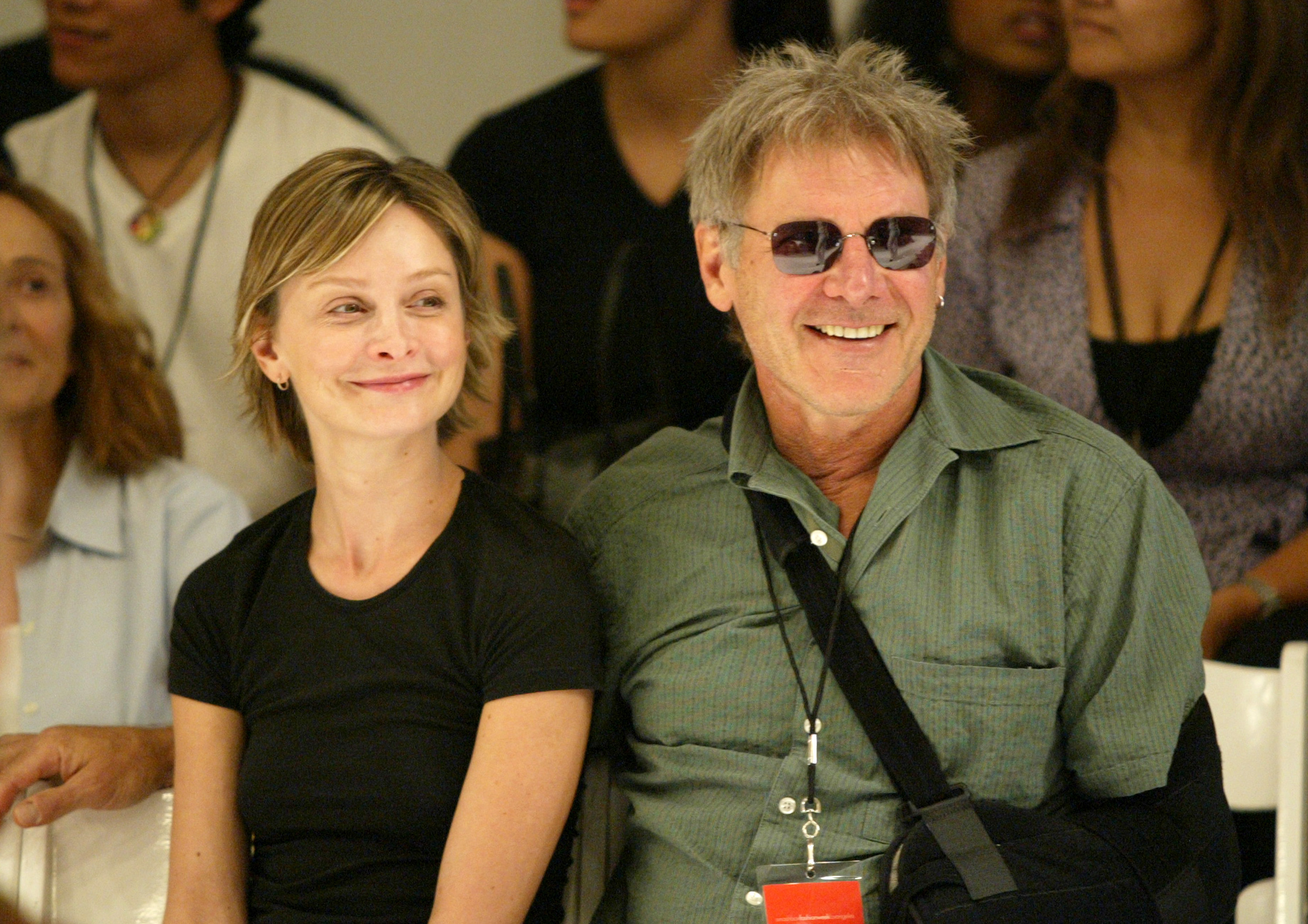 Harrison Ford y Calista Flockhart en la Semana de la Moda Smashbox 2003 en Los Ángeles. | Foto: Getty Images