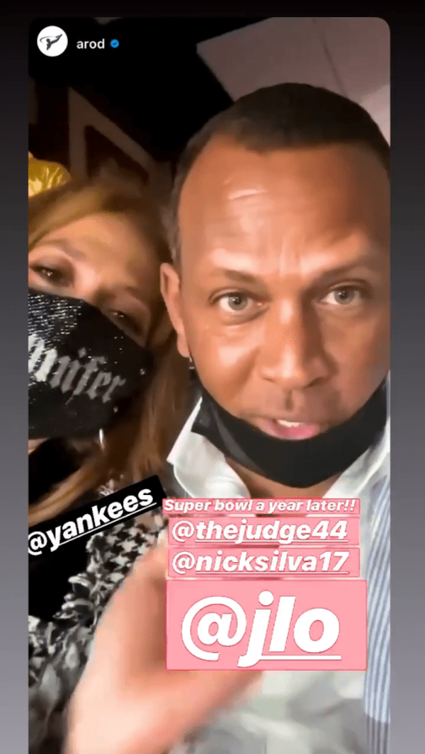 Jennifer López y Alex Rodríguez compartiendo en el Estadio Raymond James, en Tampa, Florida. | Foto: Historias de Instagram/arod