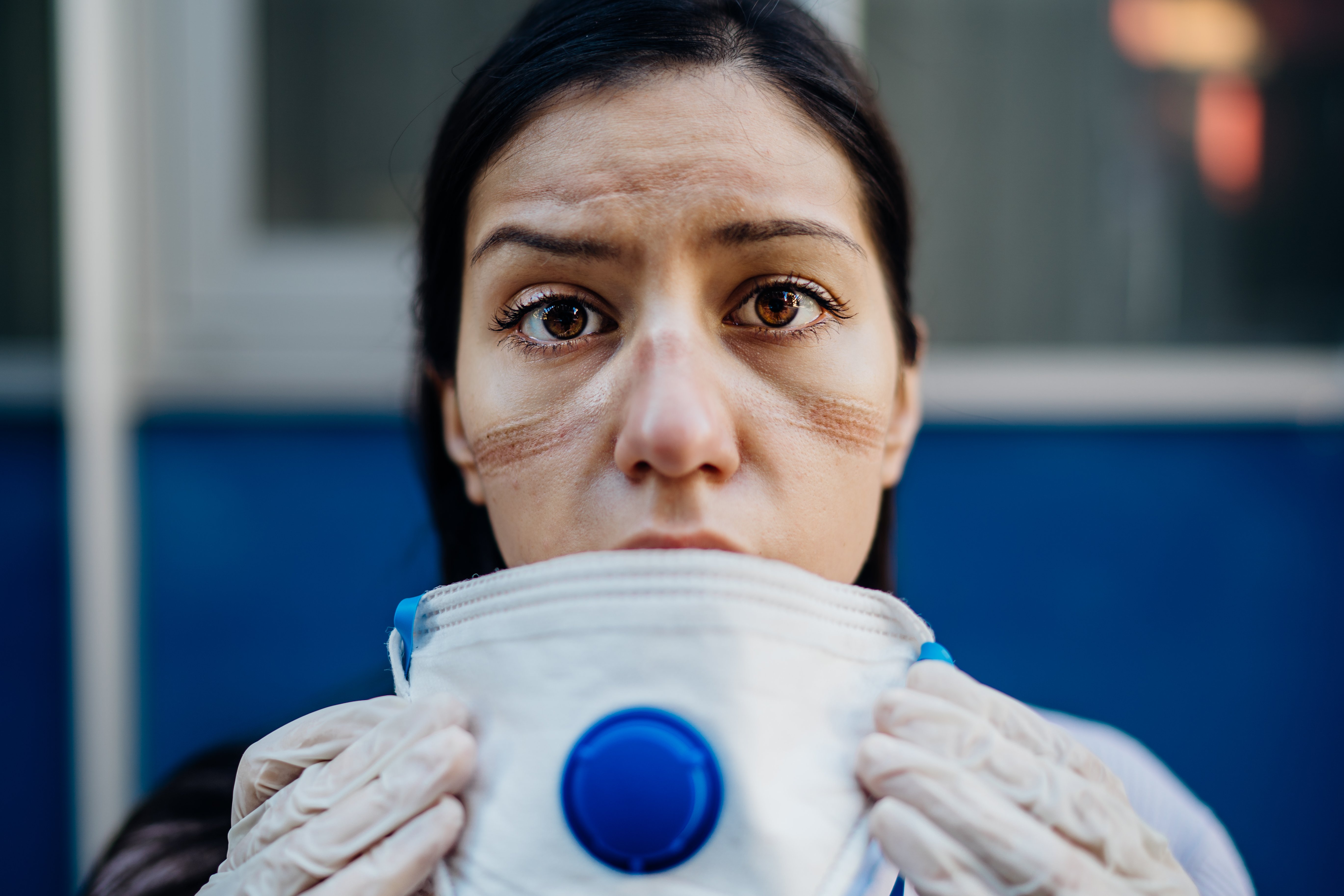 Enfermera exhausta tomando el equipo protector de coronavirus.│ Foto: Shutterstock