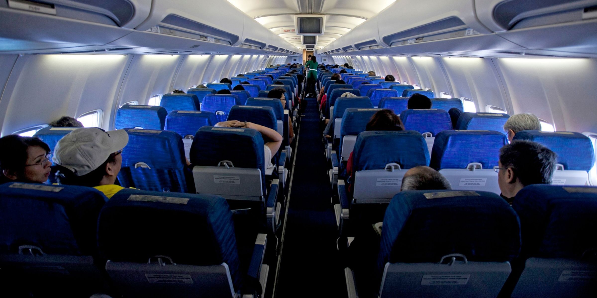 Una vista aérea de los pasajeros dentro de la cabina de un avión | Fuente: Pexels