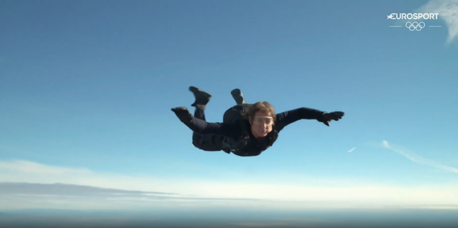 Tom Cruise haciendo paracaidismo con la bandera olímpica, publicado el 12 de agosto de 2024 | Fuente: YouTube/Eurosport