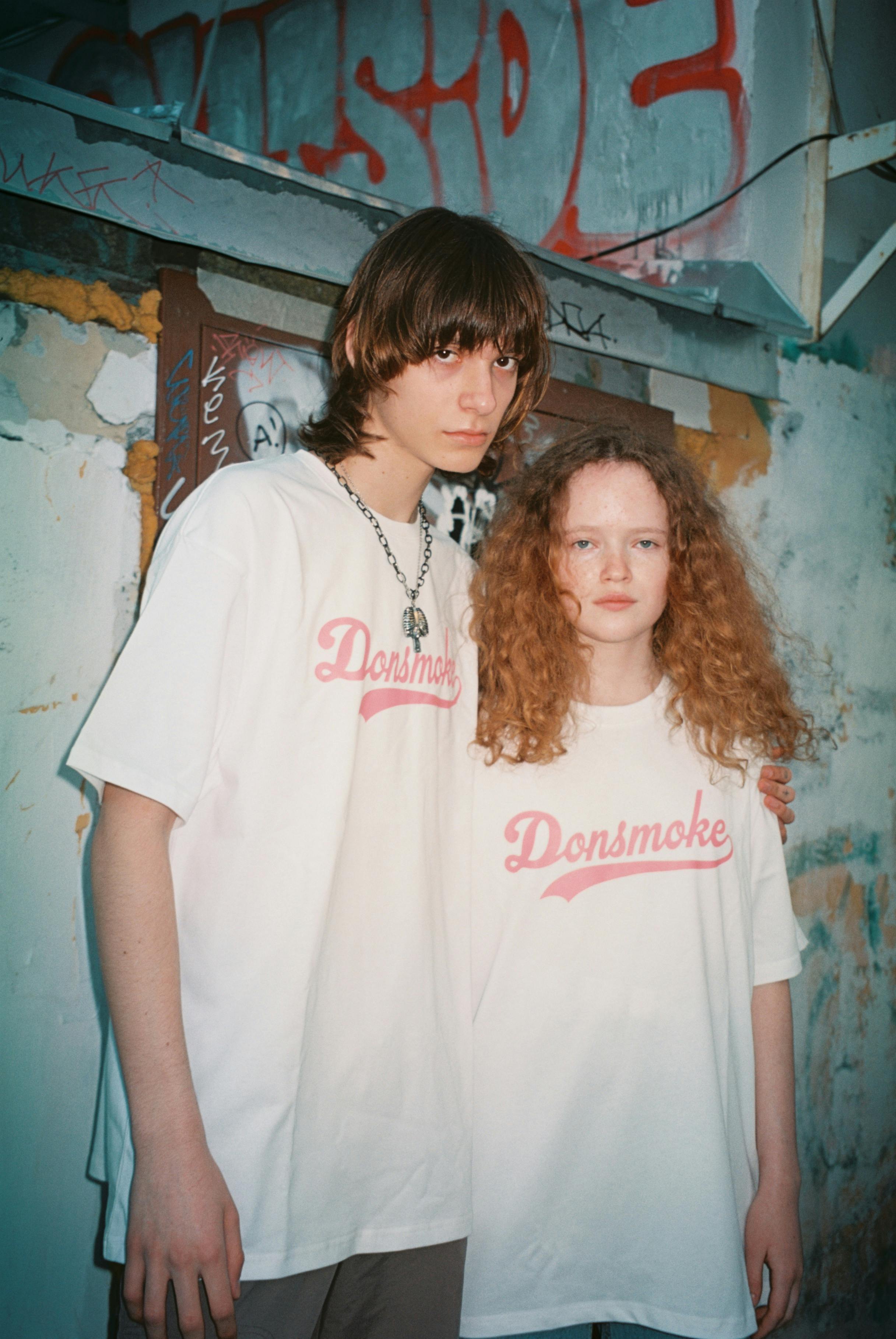 Una pareja de adolescentes infelices posando para una foto | Foto: Pexels
