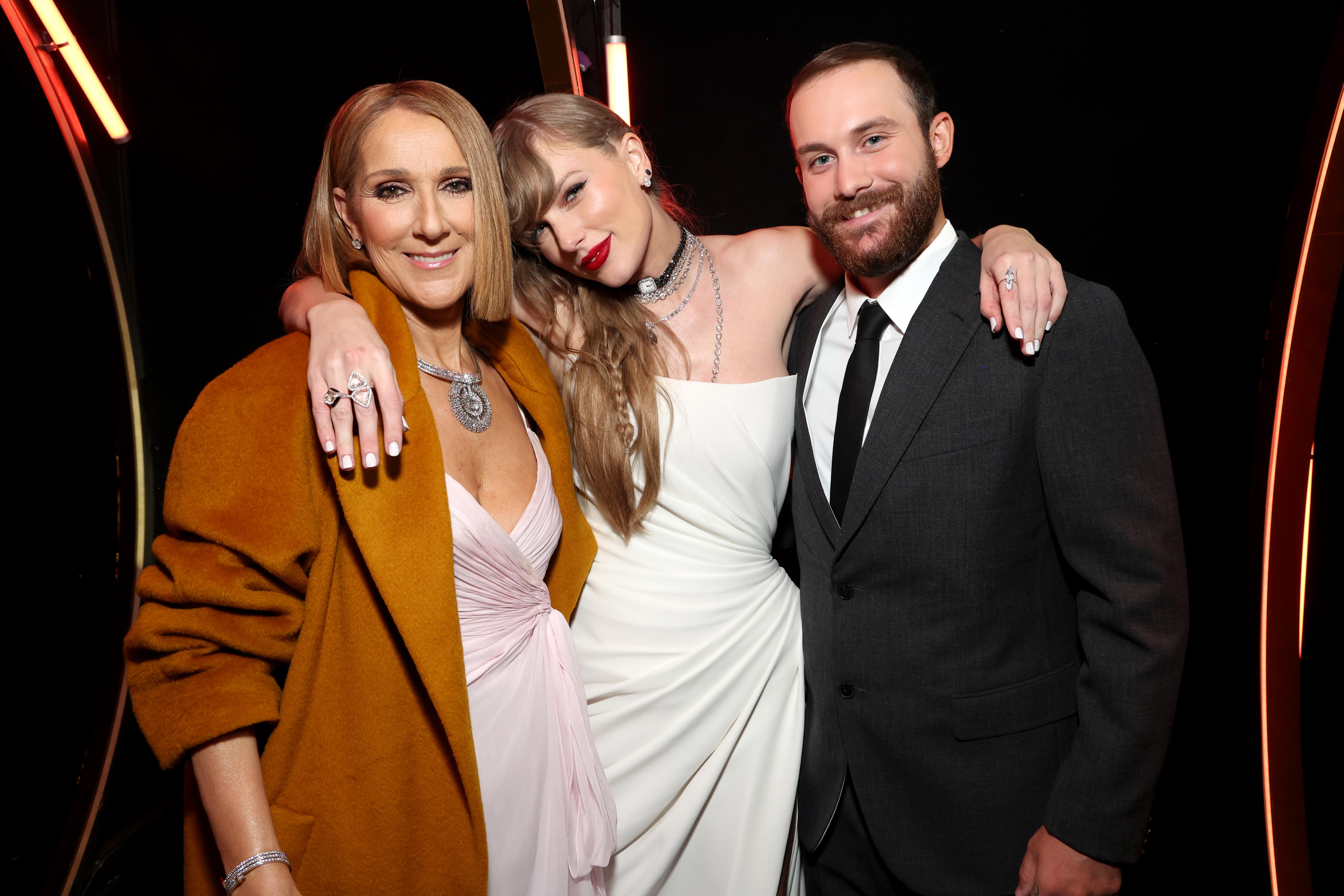 Céline Dion, Taylor Swift y René-Charles Angélil durante la 66ª edición de los Premios Grammy el 4 de febrero de 2024 en Los Ángeles, California. | Fuente: Getty Images