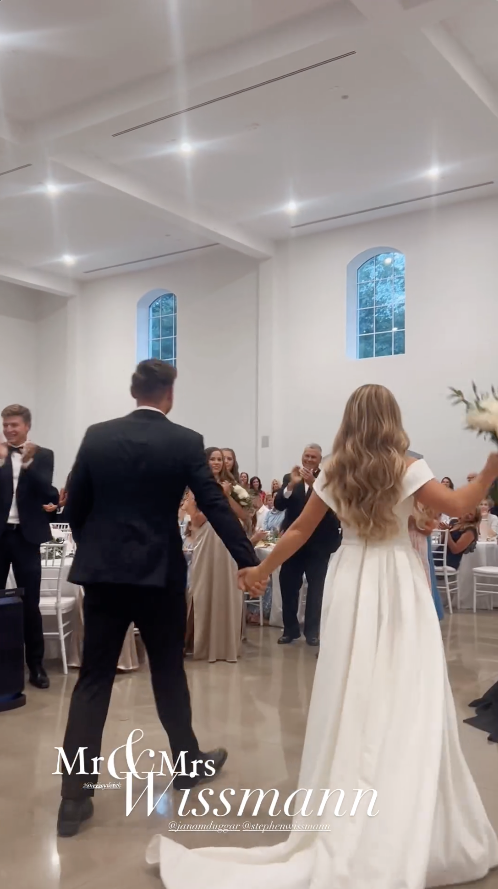 Jana Duggar y Stephen Wissmann se enfrentan felices a sus invitados en la recepción tras intercambiar sus votos, tal y como compartieron en una Historia de Instagram en agosto de 2024 | Fuente: Instagram/alaythia.wissmann