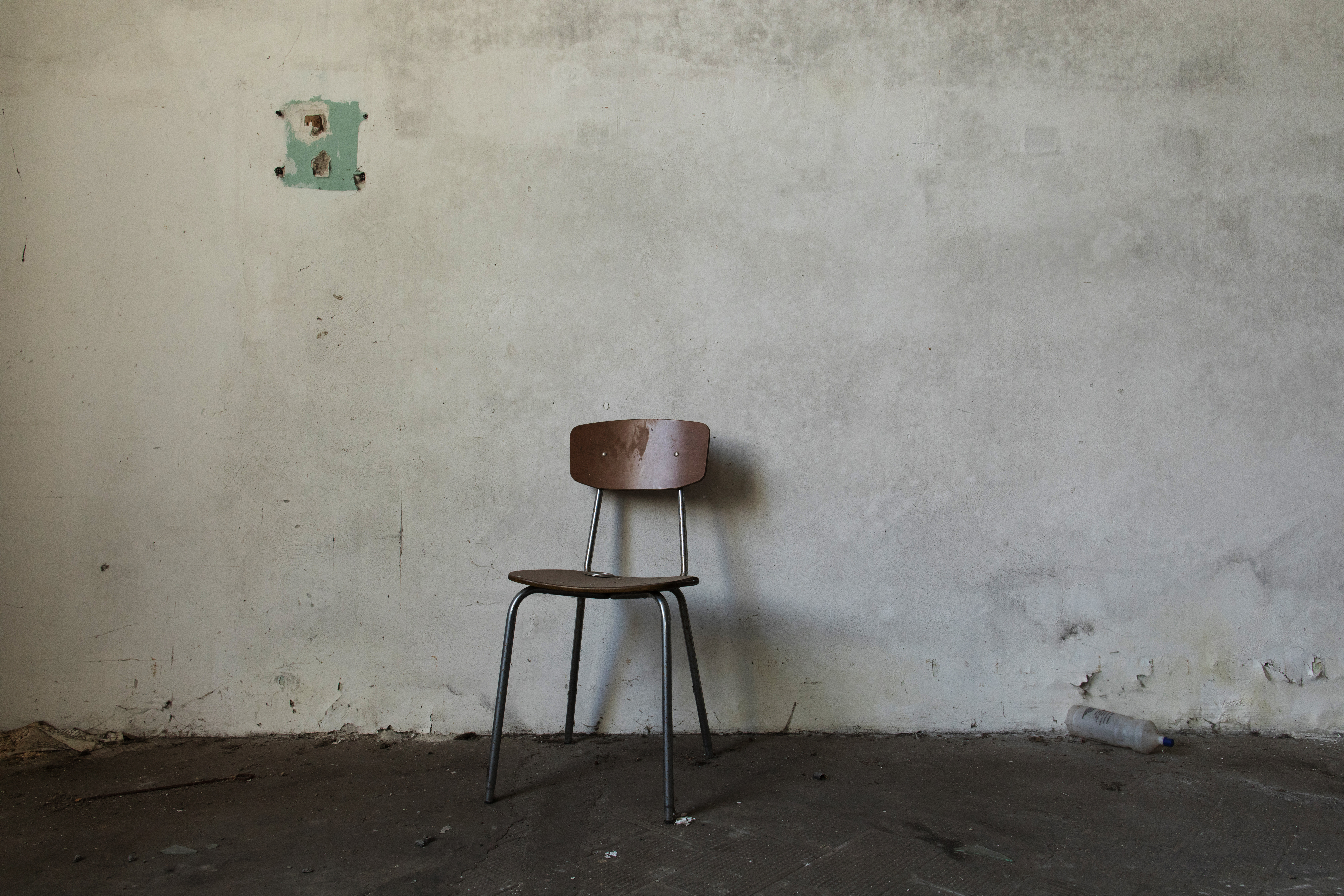 Silla vieja dentro de una habitación abandonada | Fuente: Shutterstock