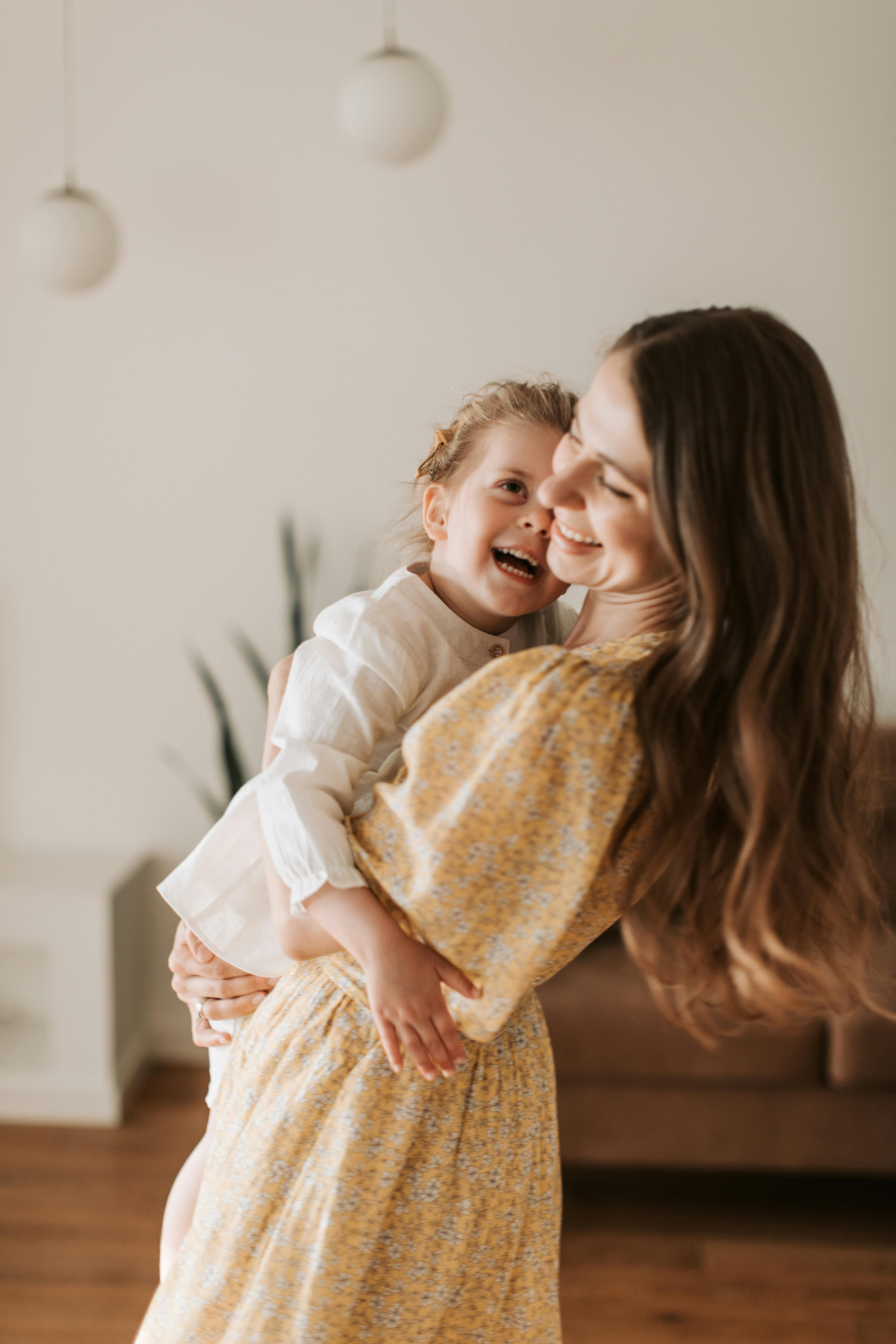 Una mujer feliz y una niña feliz | Fuente: Pexels