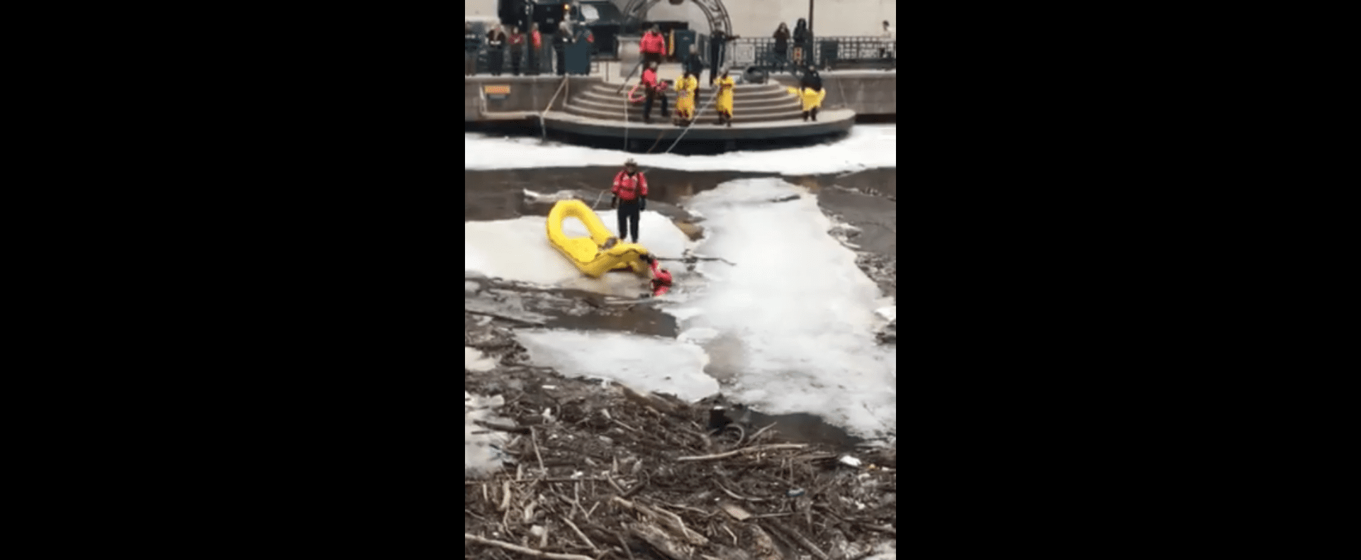 Los rescatistas arriesgan su vida sobre el hielo. Fuente: Facebook/beckie.curtiusjosephitis
