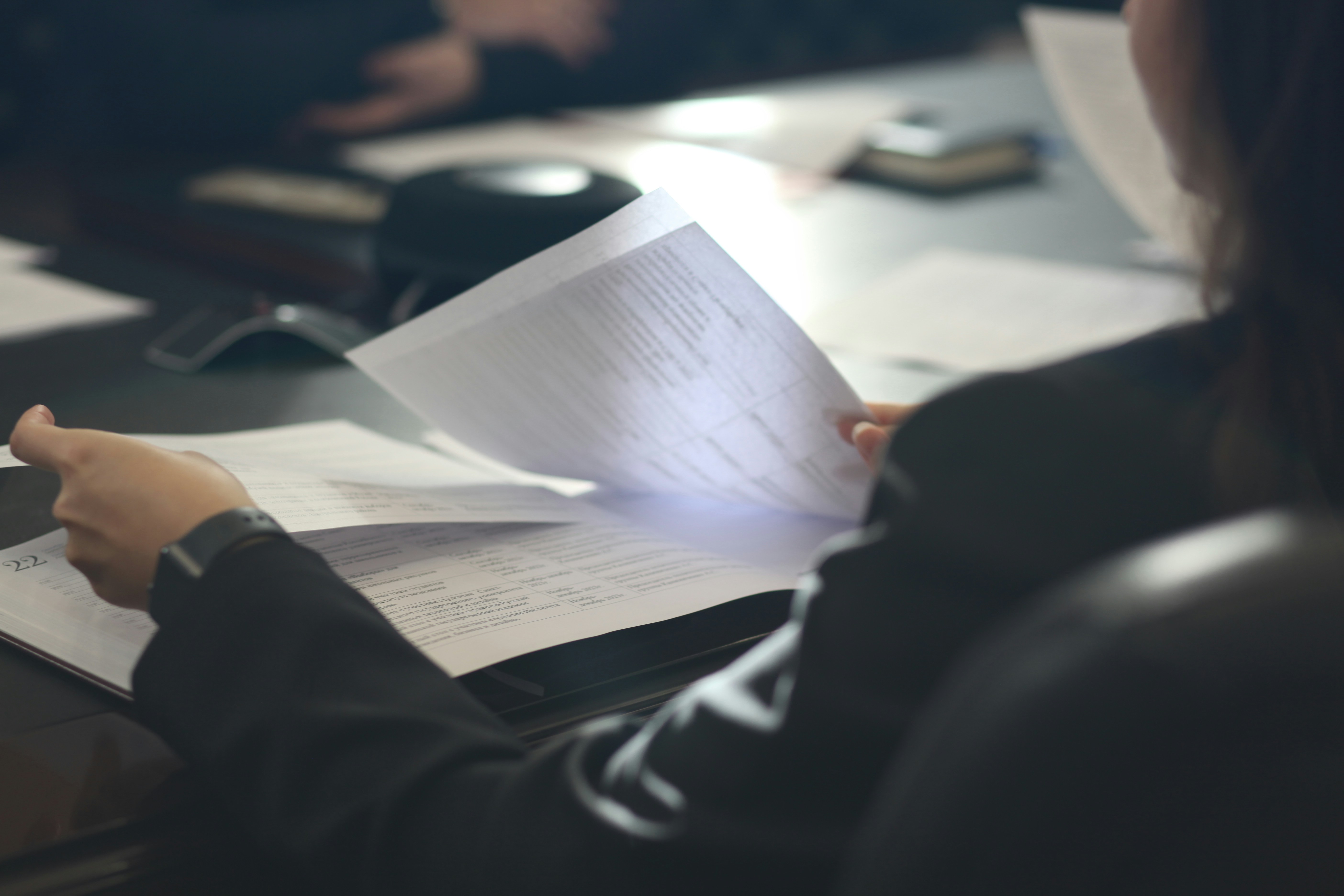 Una mujer revisando documentos | Fuente: Unsplash