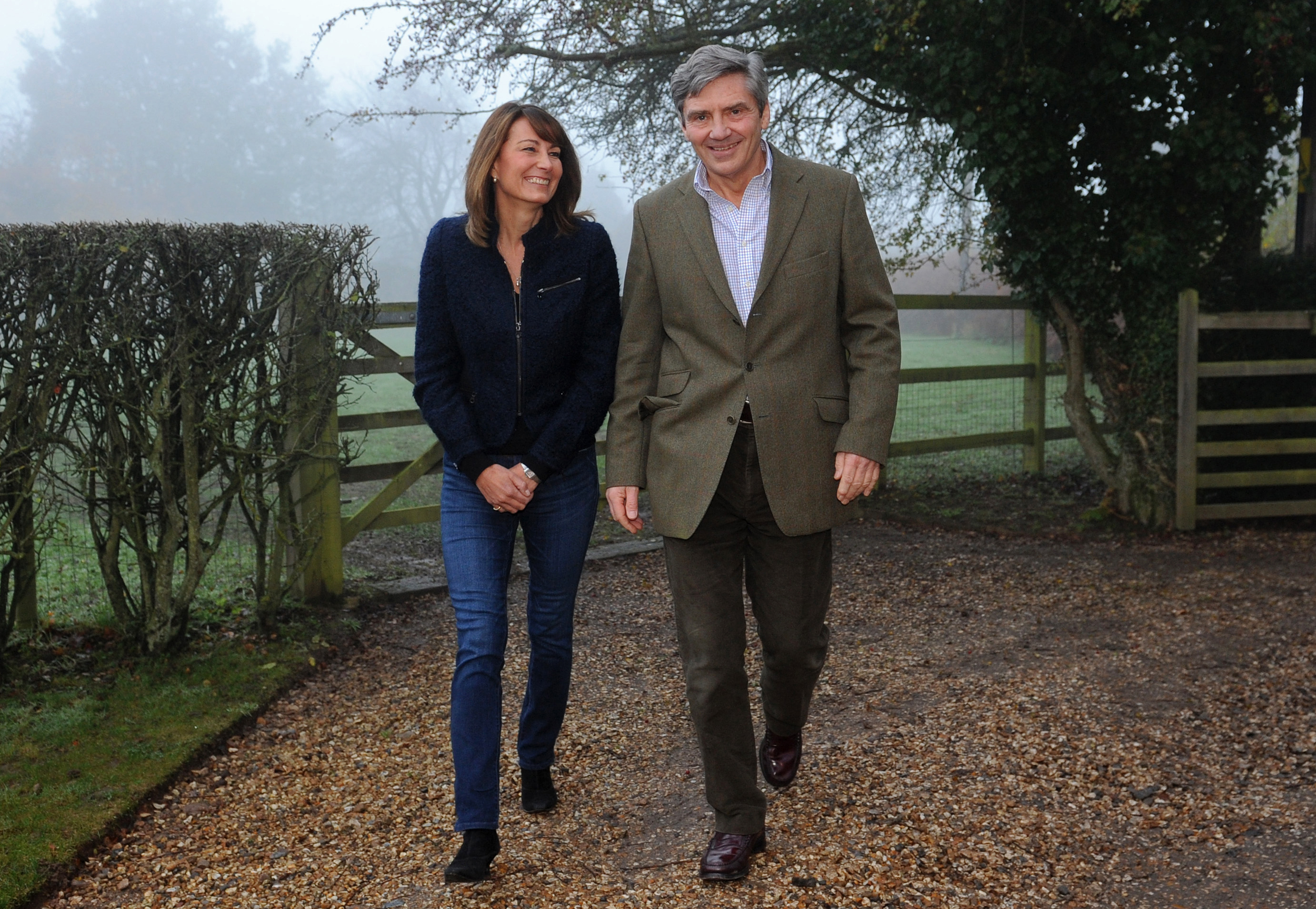 Michael y Carole Middleton posan para una fotografía en su casa de Berkshire, al sur de Inglaterra, el 16 de noviembre de 2010. | Foto: Getty Images