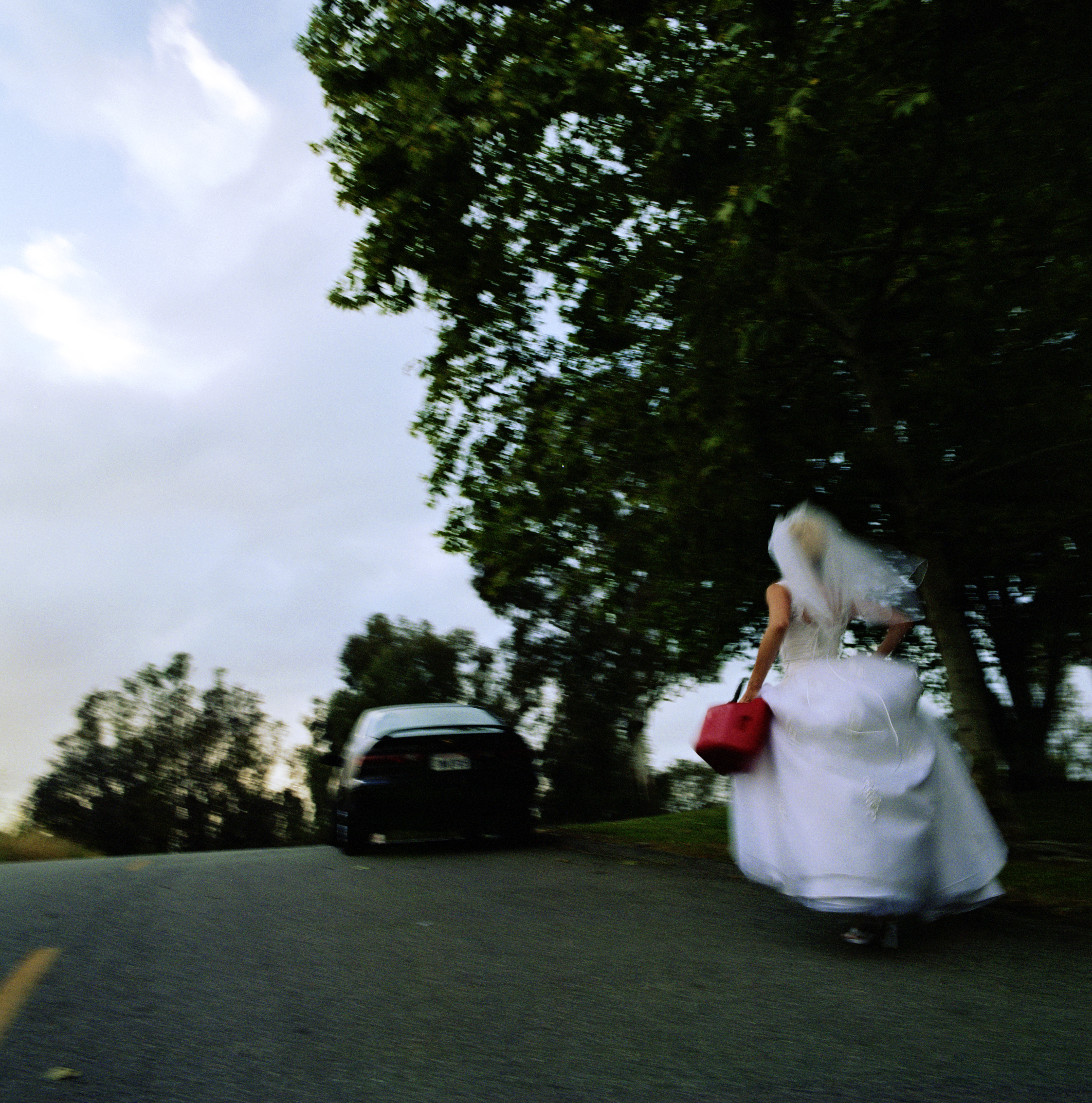 Novia huye de su propia boda tras recibir misterioso regalo de bodas - Historia del día