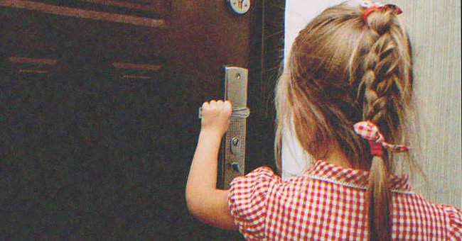 Niña abriendo una puerta | Foto: Shutterstock