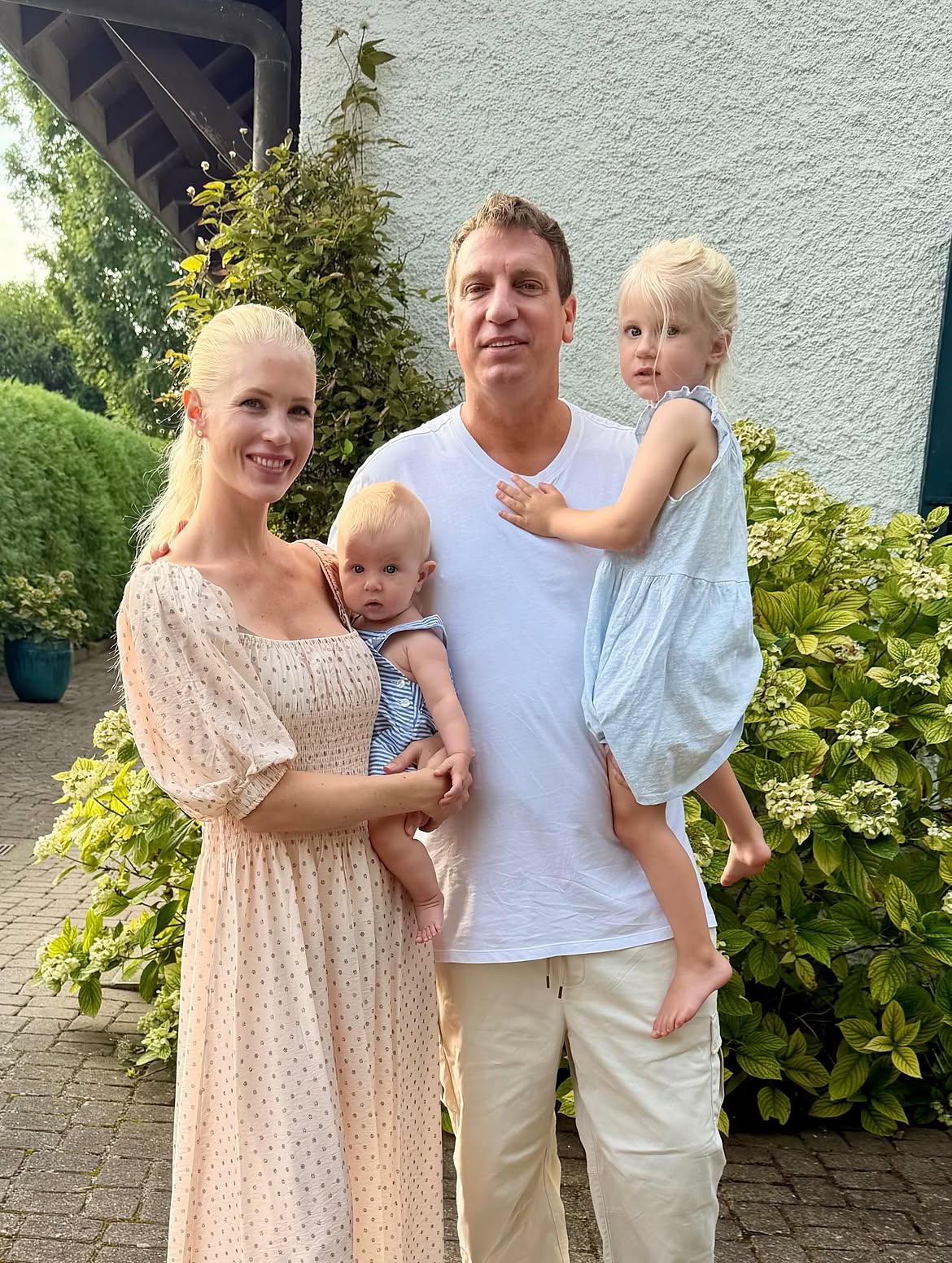Daniela Christiansson mostró fotografías de su familia junto a Maxi López compartiendo en el jardín de su casa | Fuente: Instagram/danielachristiansson