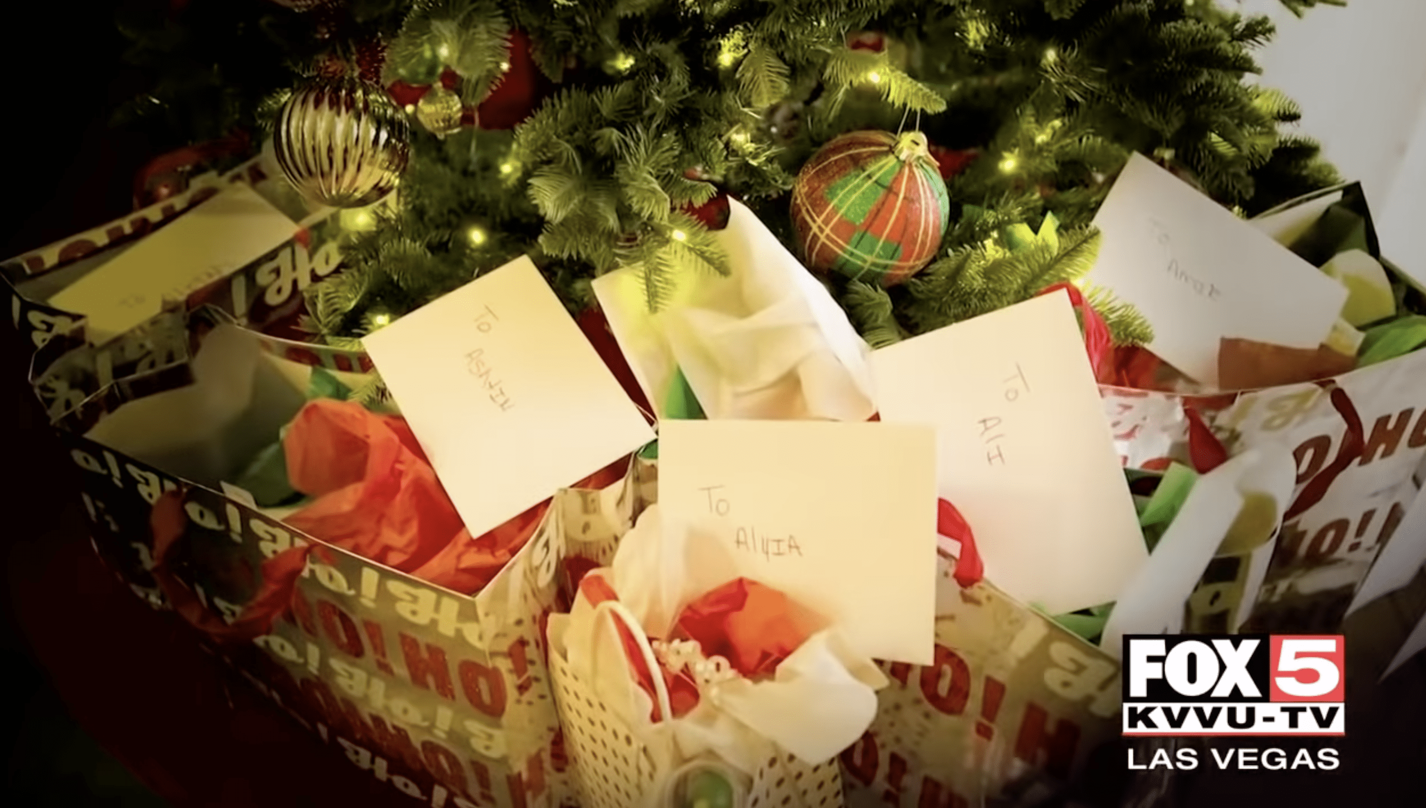 Regalos de Navidad para los bisnietos de Setzler. | Foto: YouTube.com/FOX 5 Las Vegas