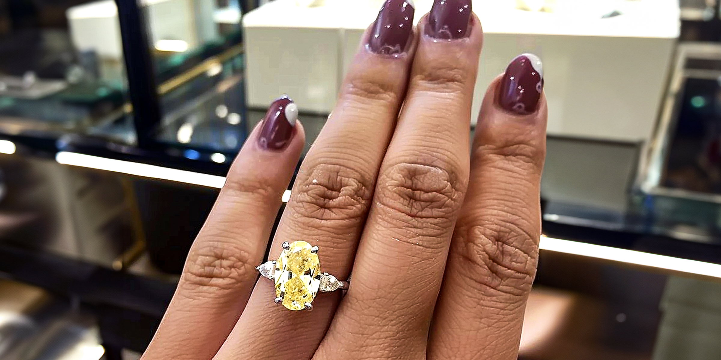 Un anillo de diamantes amarillos | Fuente: AmoMama