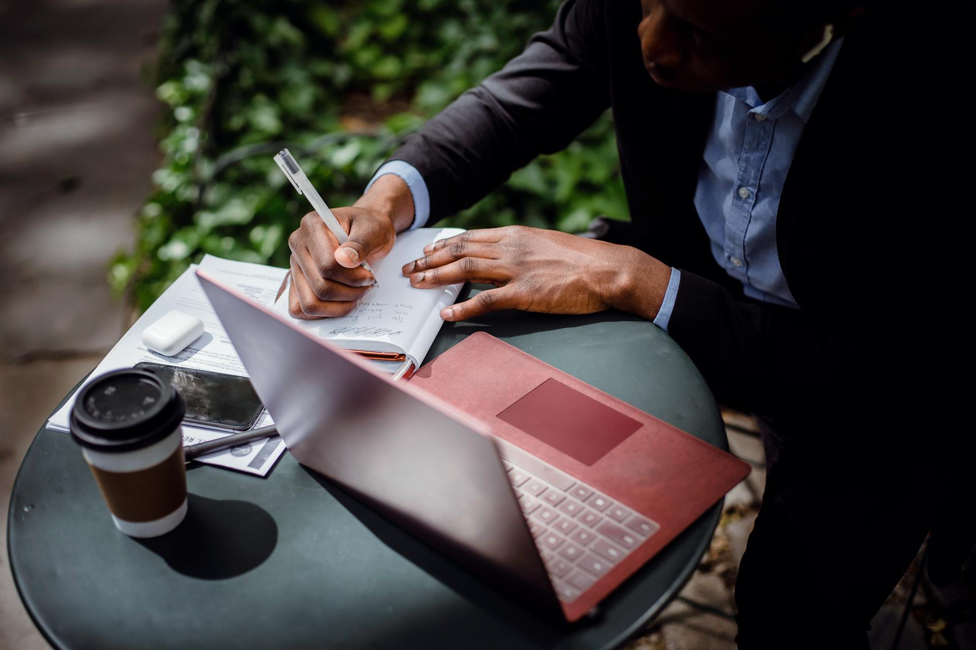 Un hombre tomando notas | Fuente: Pexels