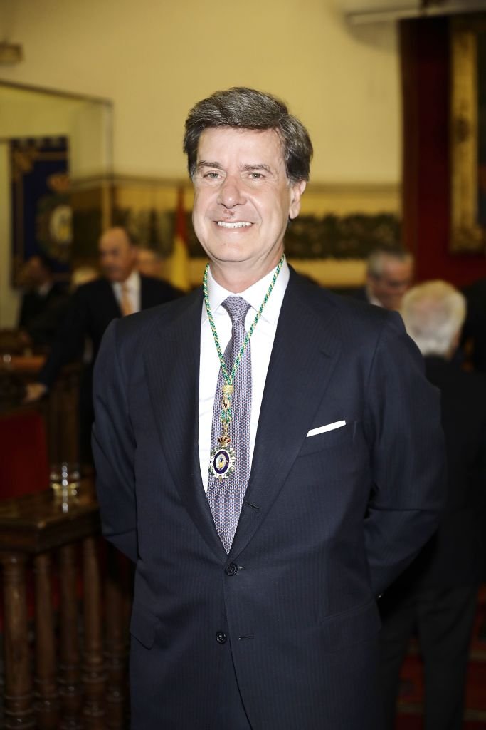 Cayetano Martínez de Irujo recibe la Medalla de Honor de la Real Academia Nacional de Medicina el 26 de febrero de 2020 en Madrid, España. | Foto: Getty Images
