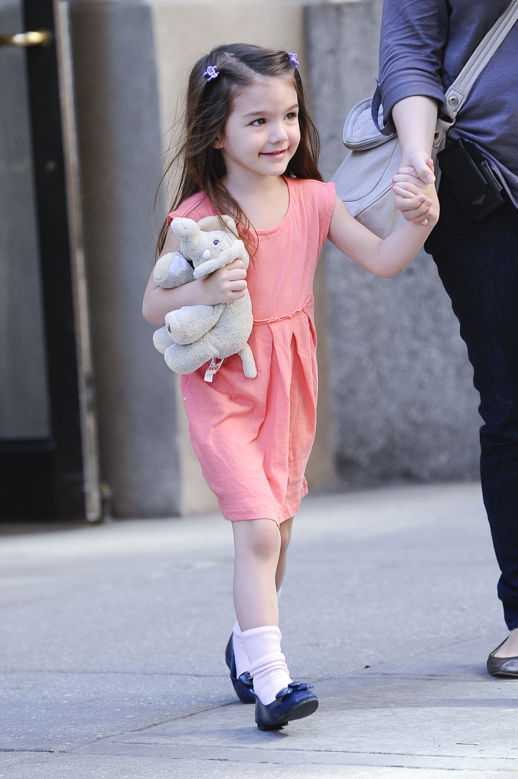 Suri Cruise sale de su apartamento de Greenwich Village el 12 de abril de 2010 en Nueva York | Fuente: Getty Images