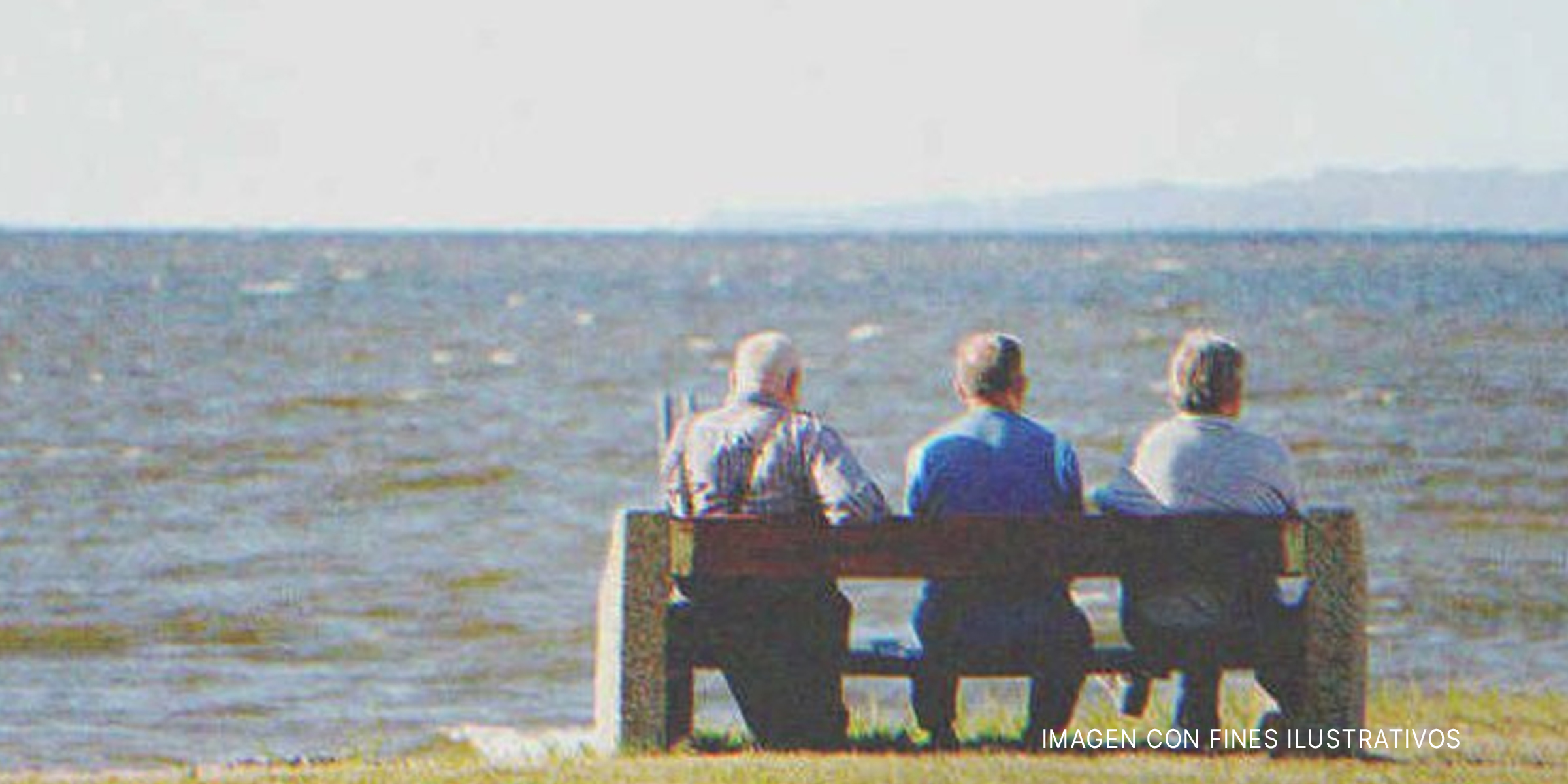 Tres hombres frente al mar. | Foto: Shutterstock