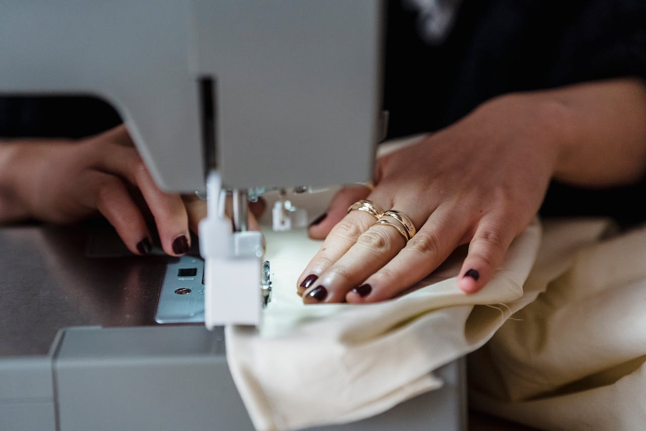 Una mujer cosiendo ropa | Fuente: Pexels