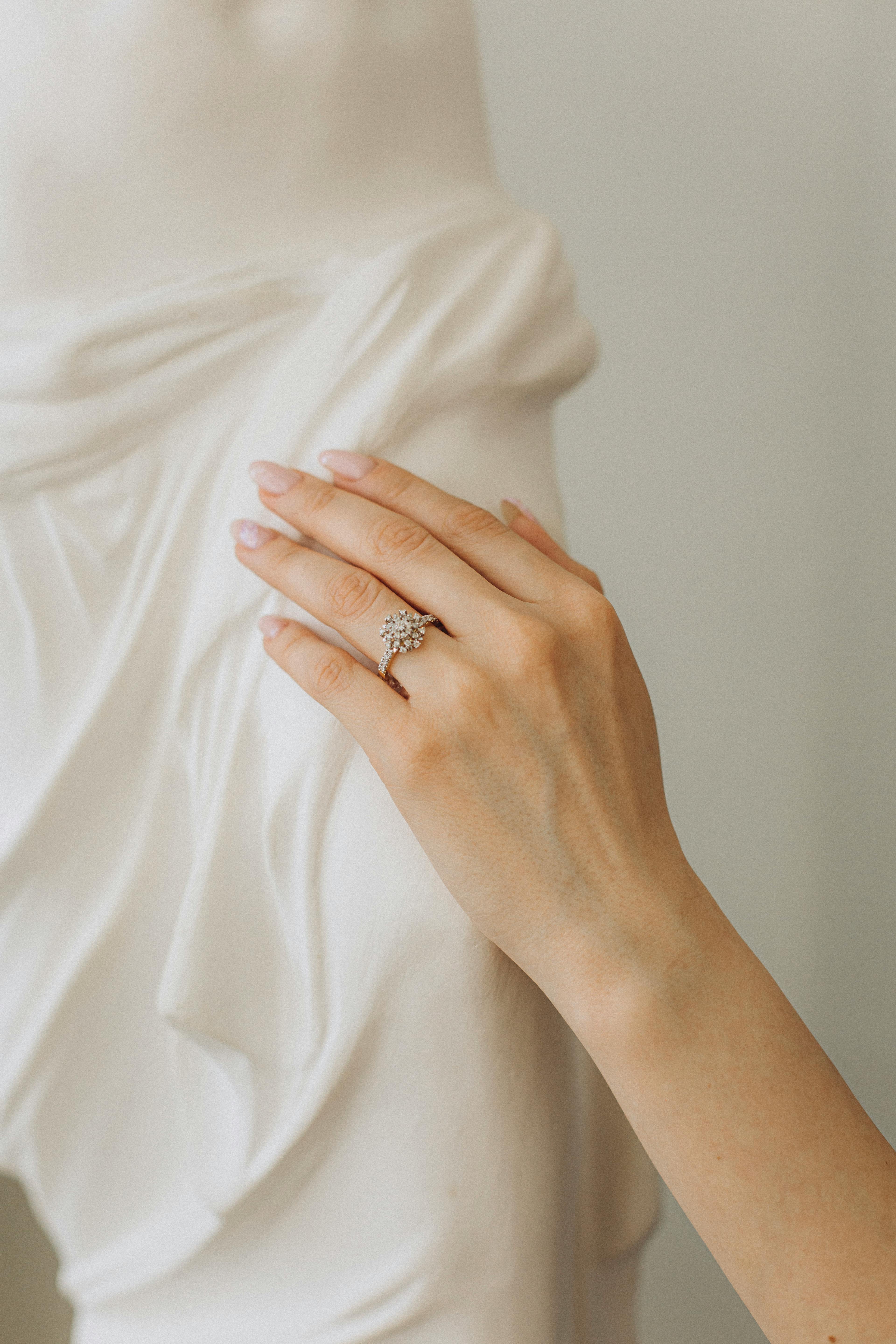 Un primo piano dell'anello di una donna | Fonte: Pexels