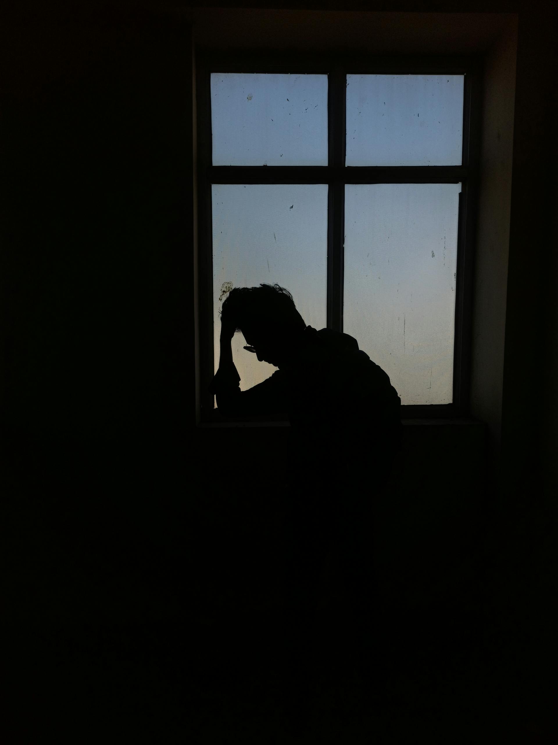 Un hombre junto a una ventana | Fuente: Pexels