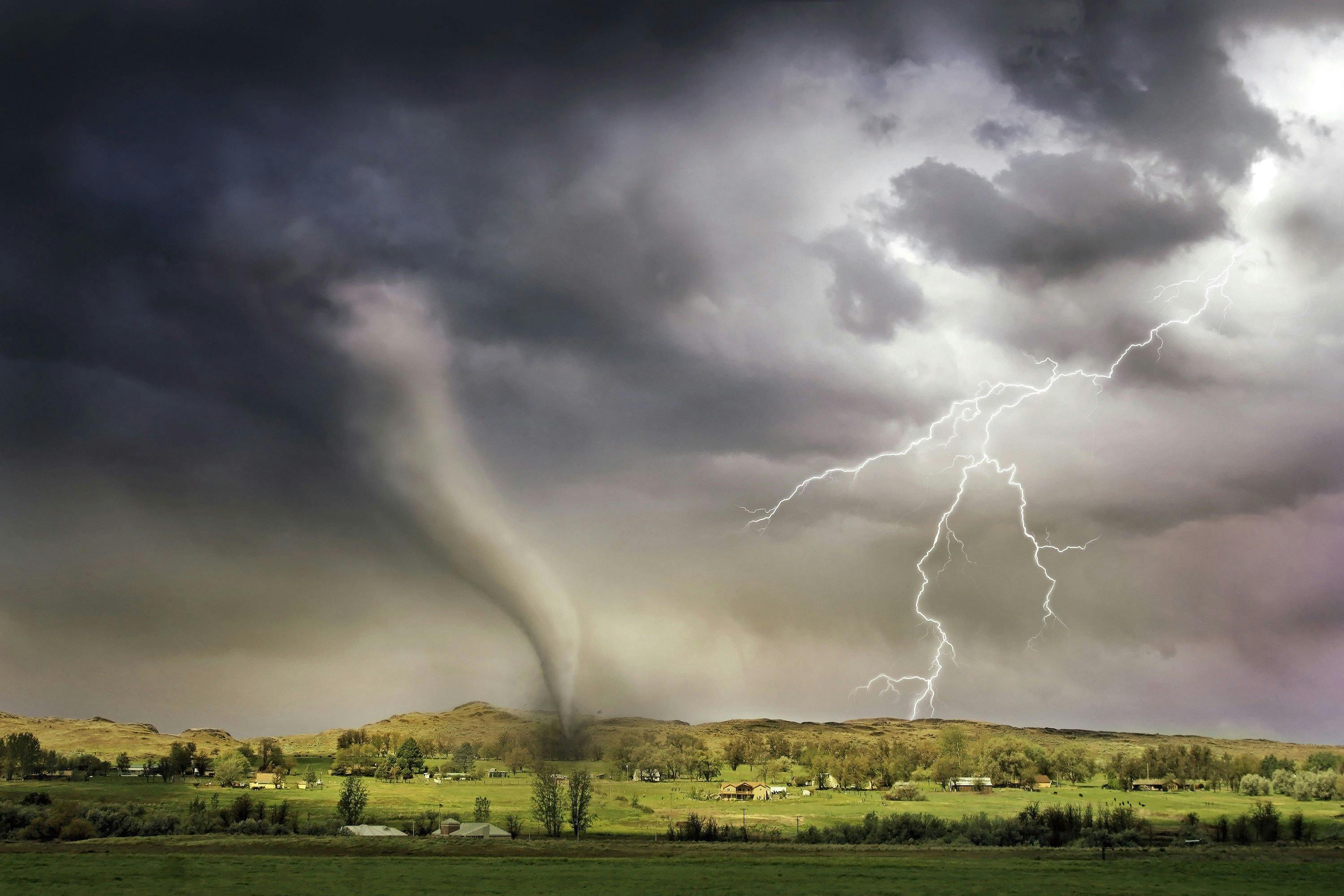 Un "tornado" tocando tierra en la distancia | Fuente: Pexels