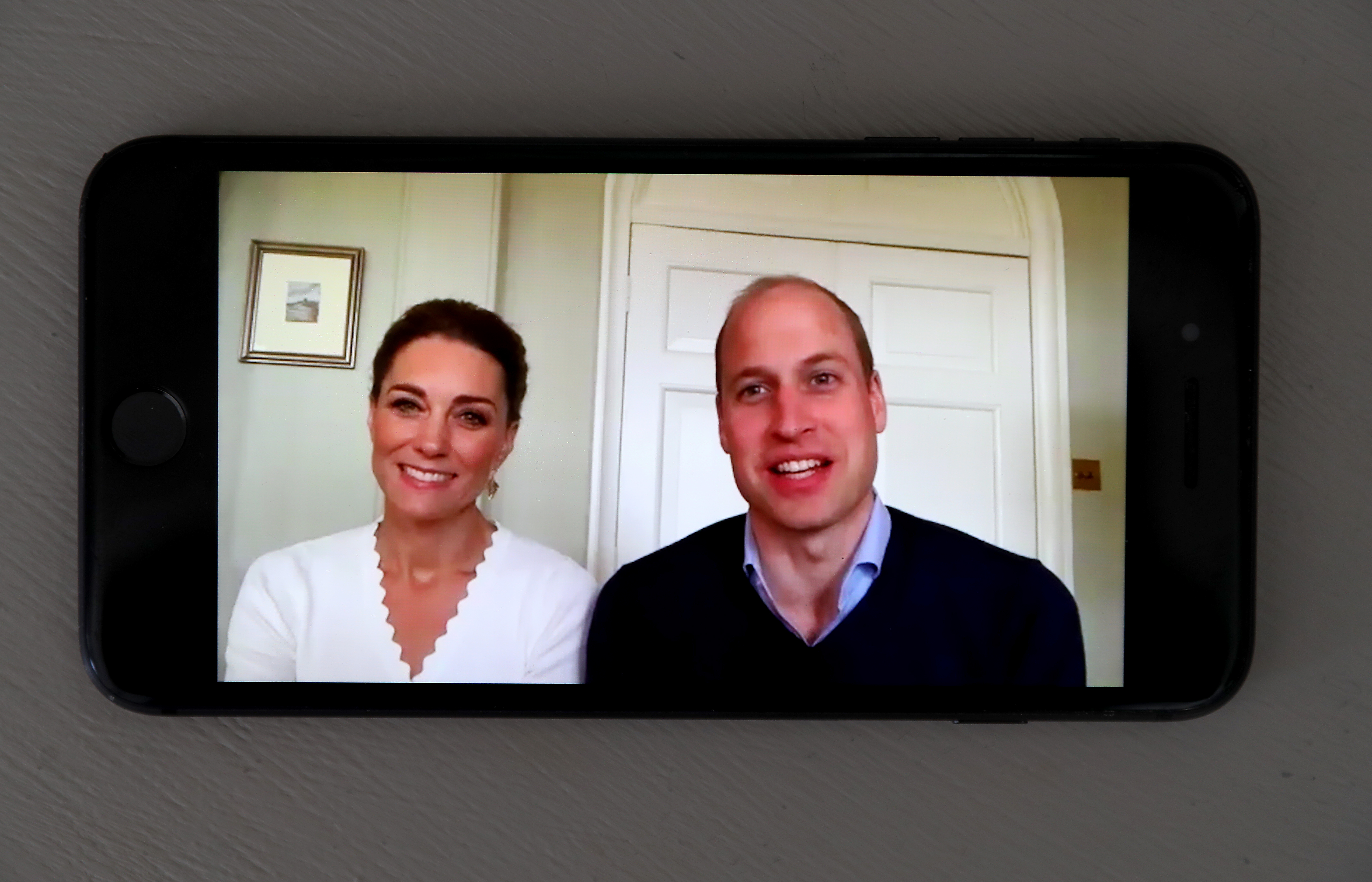 El príncipe William y Kate Middleton durante una videollamada el 15 de mayo de 2020, en Londres, Inglaterra. | Foto: Getty Images