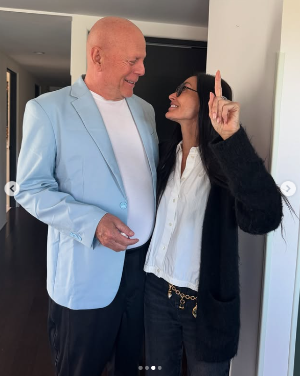 Bruce Willis y Demi Moore se sonríen dentro de casa, publicado el 19 de marzo de 2025 | Fuente: Instagram/demimoore