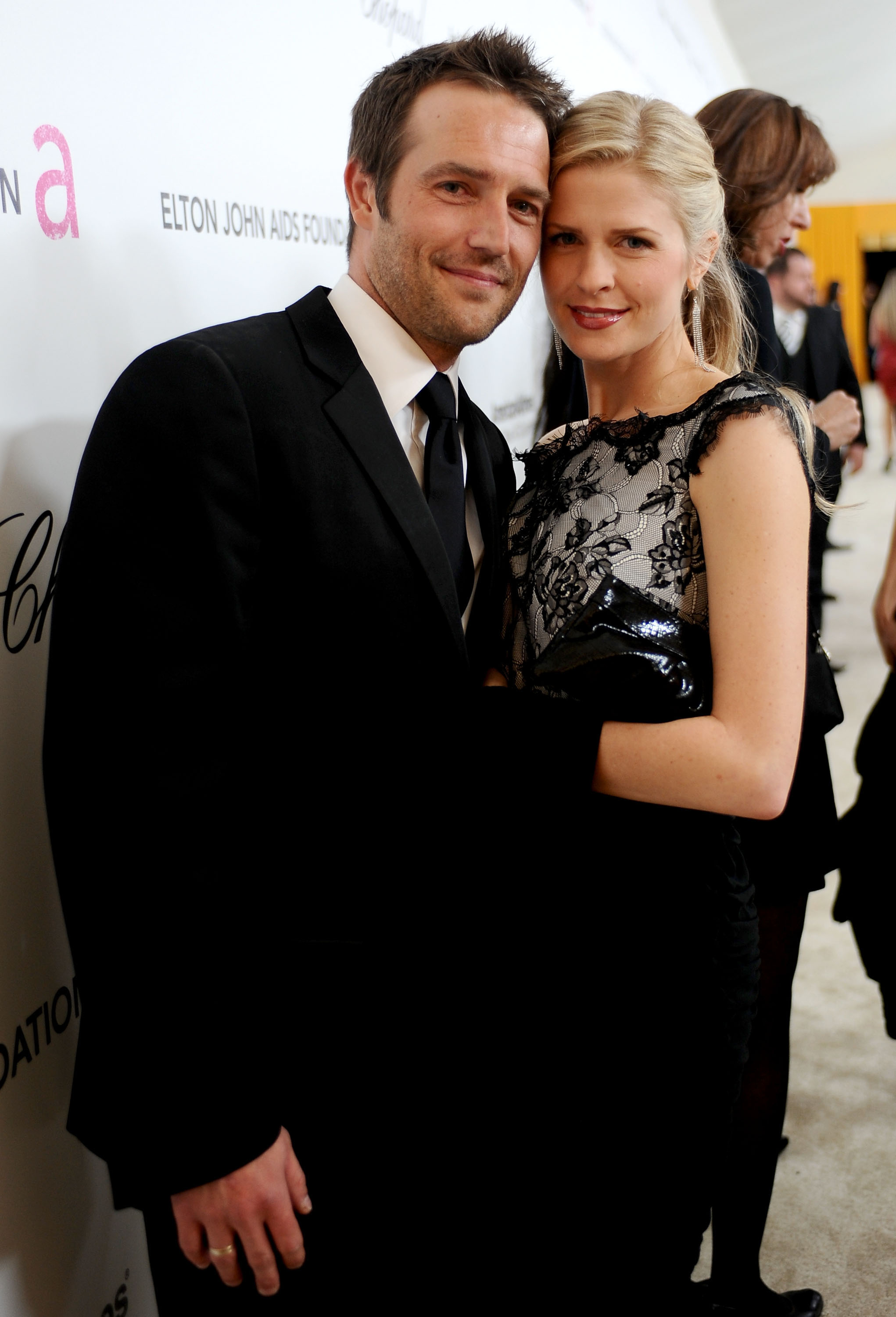 En una foto junto a su entonces esposa, Lauren Skaar, en el evento de la Fundación Elton John contra el SIDA, Michael Vartan luce elegante con su traje, en un momento justo antes de alejarse de los focos.