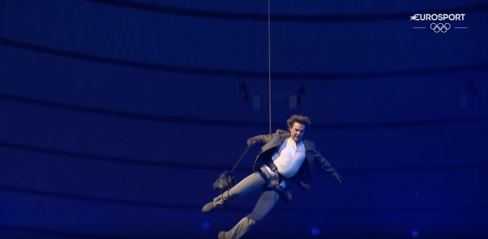 Tom Cruise saltando desde el tejado del estadio durante la ceremonia de clausura de los Juegos Olímpicos de París, publicada el 12 de agosto de 2024 | Fuente: YouTube/Eurosport