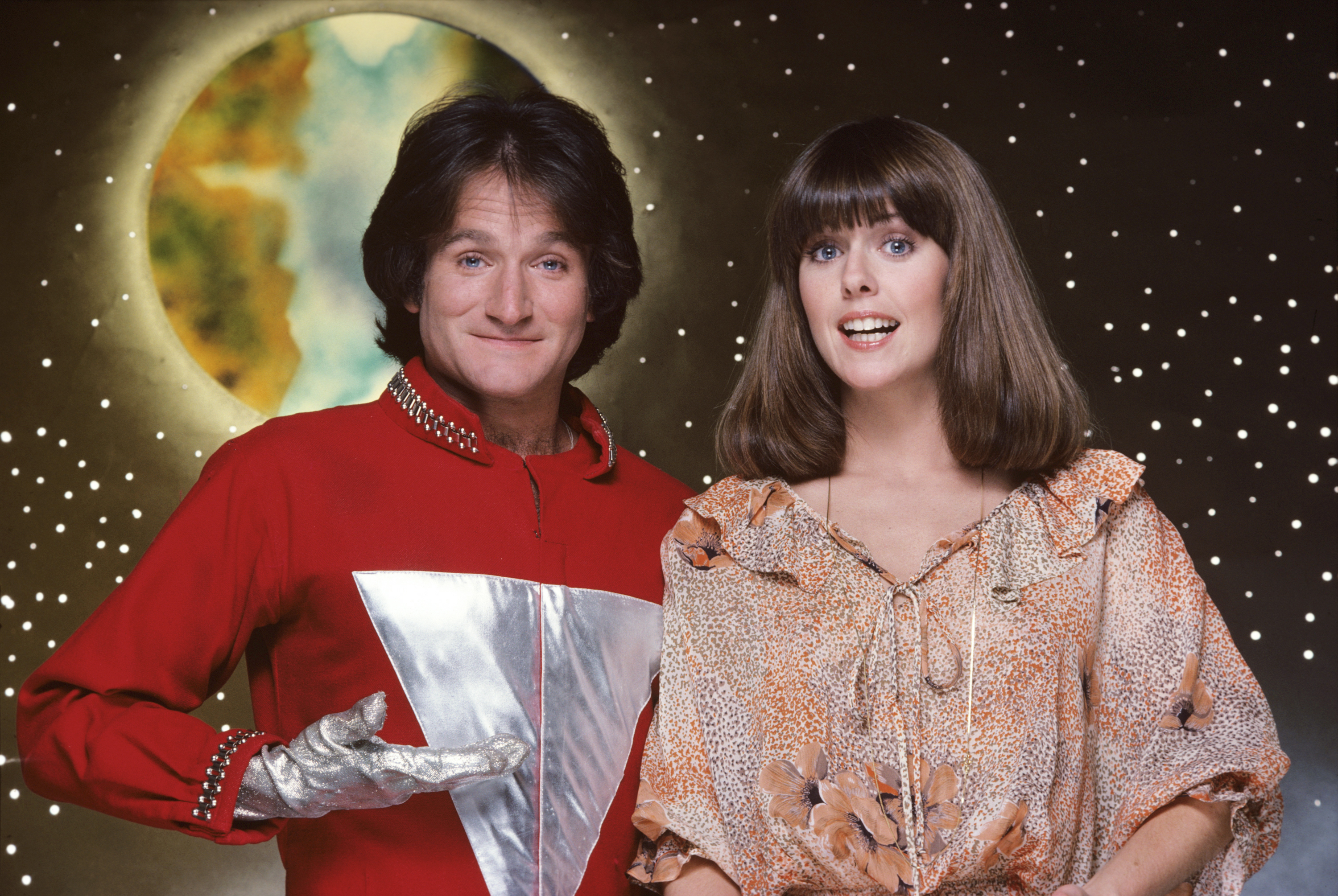 Robin Williams y Pam Dawber como sus personajes en la primera temporada de "Mork & Mindy" en 1978 | Fuente: Getty Images