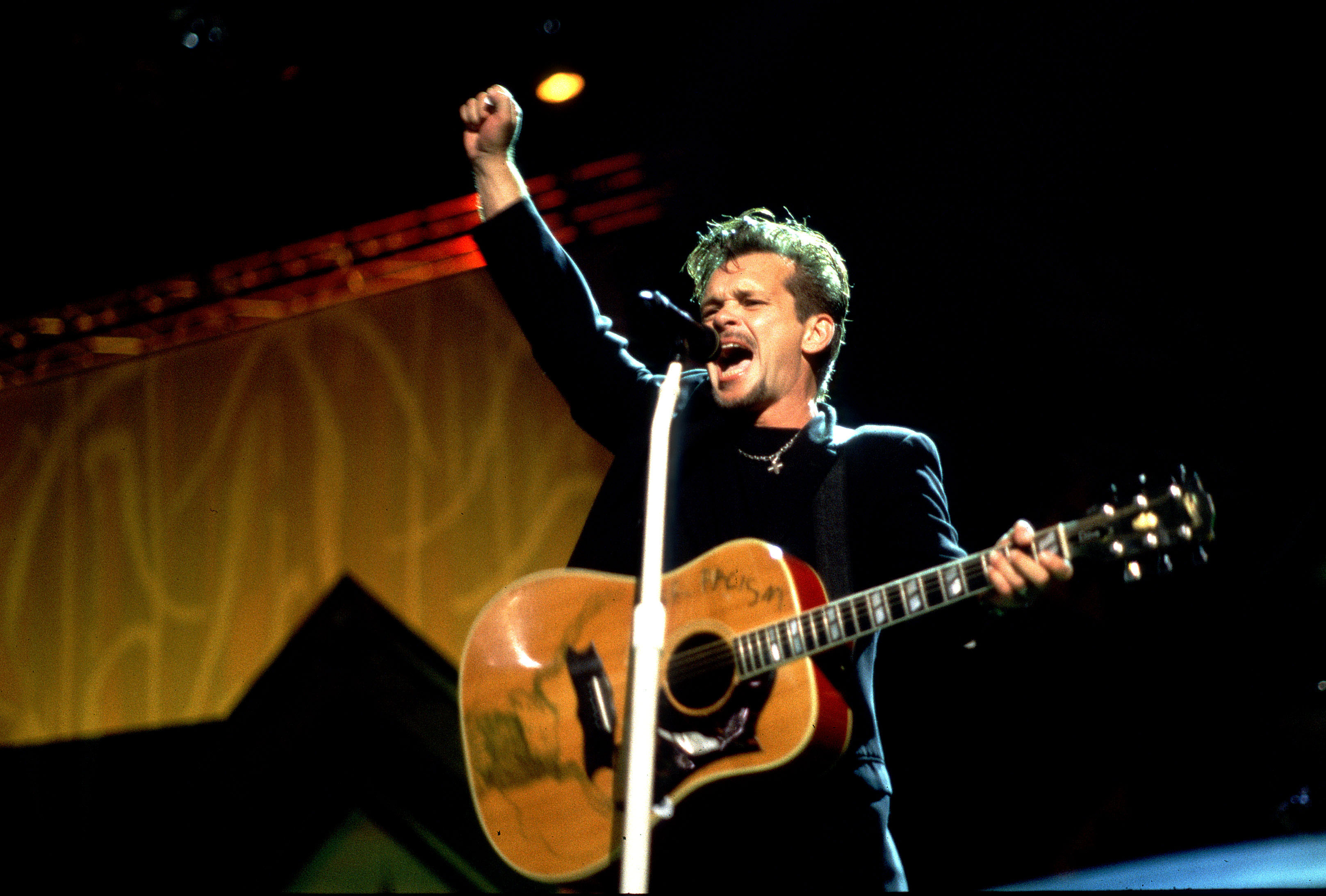 El cantante actuando en el escenario de Farm Aid en 1996 en Columbia, Sc | Fuente: Getty Images