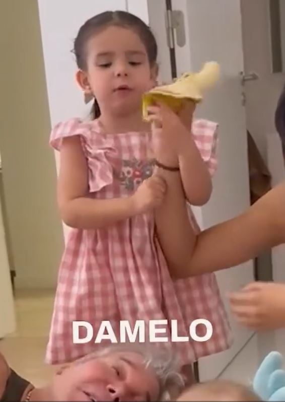 Sarah Burlando no quiere compartir su comida con su sobrino, Beltrán | Fuente: Instagram/barbaritafranco21