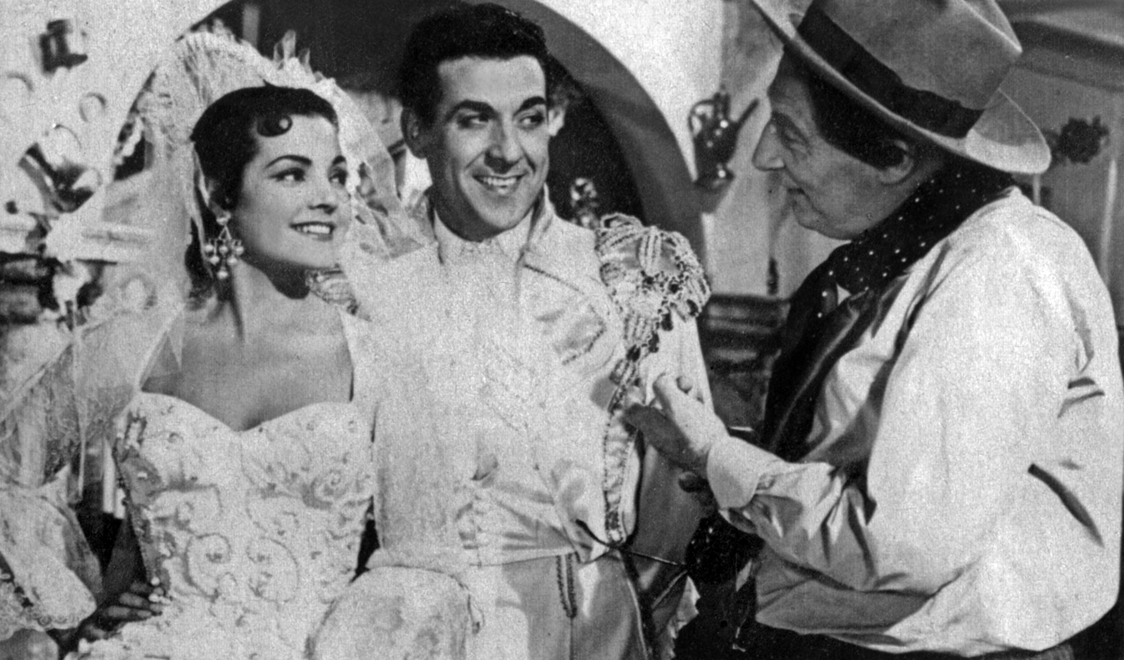 Carmen Sevilla con Luis Mariano y Jean Tissier en "La bella de Cádiz", 1953. | Foto: Getty Images
