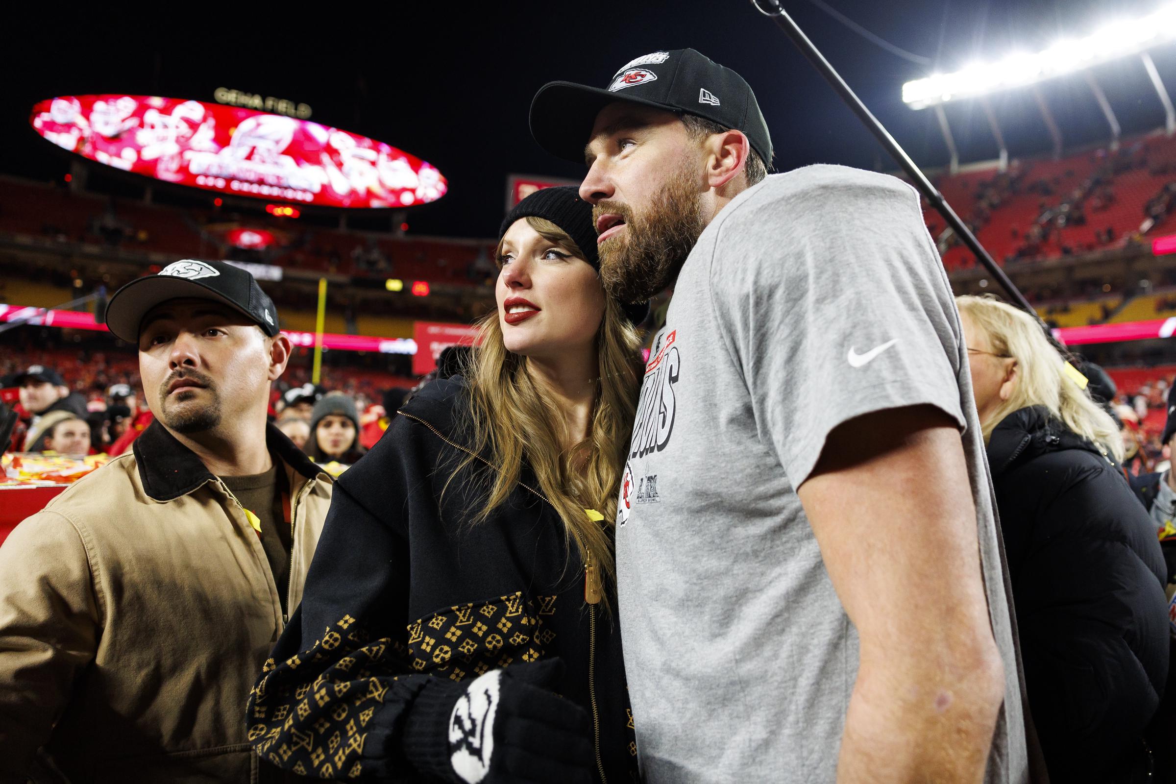 Travis Kelce celebra con Taylor Swift después del partido de fútbol americano del Campeonato de la AFC contra los Buffalo Bills, en el GEHA Field del Estadio Arrowhead el 26 de enero de 2025, en Kansas City, Missouri | Fuente: Getty Images