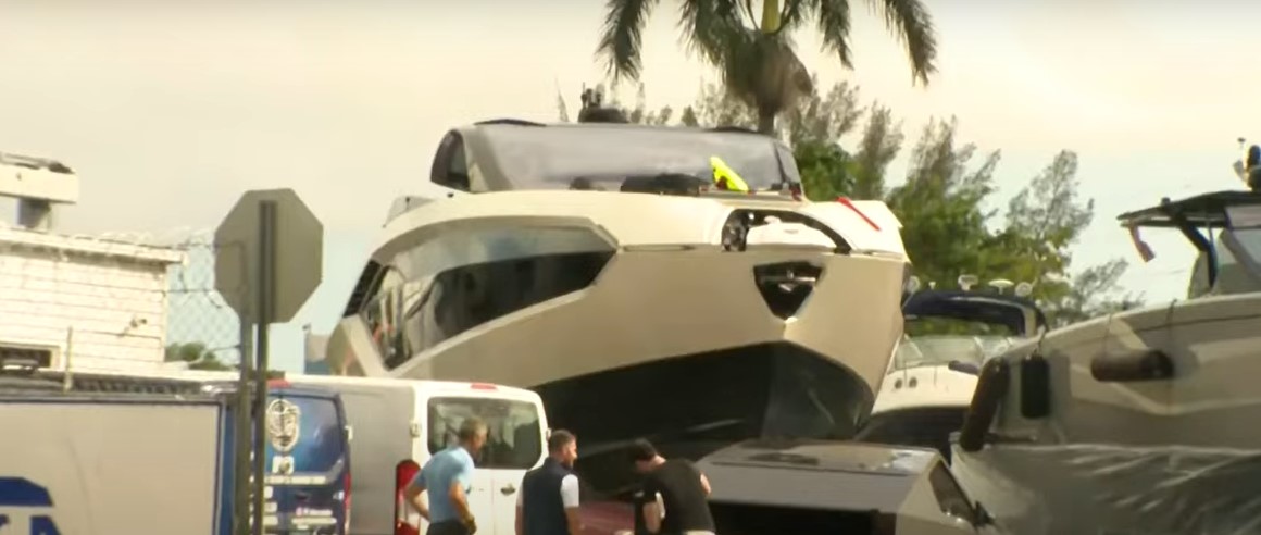 El yate retirado por las autoridades del agua para su investigación. | Foto: YouTube/CBS Miami