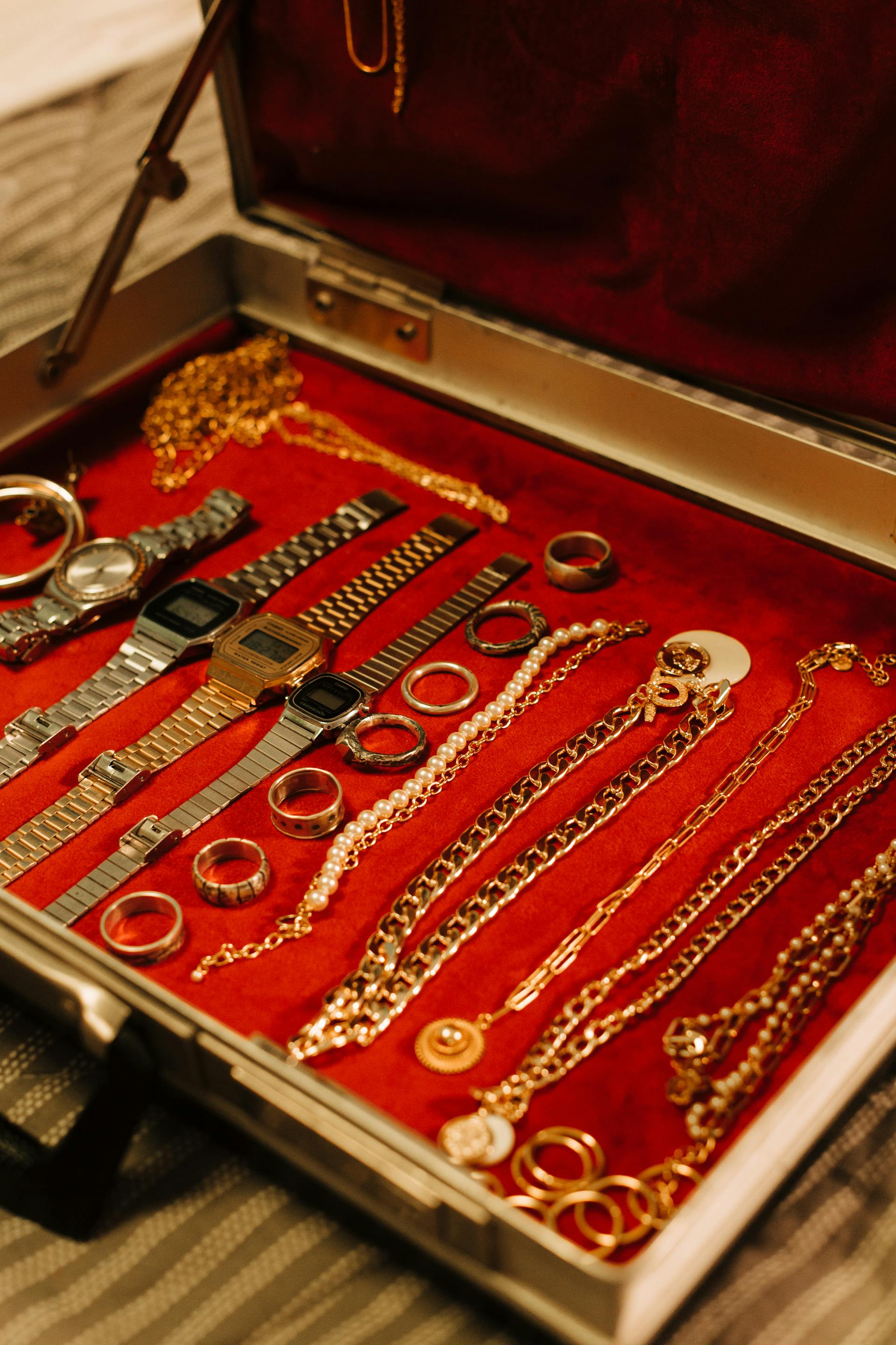 Un joyero con relojes, pulseras, collares y anillos | Fuente: Pexels