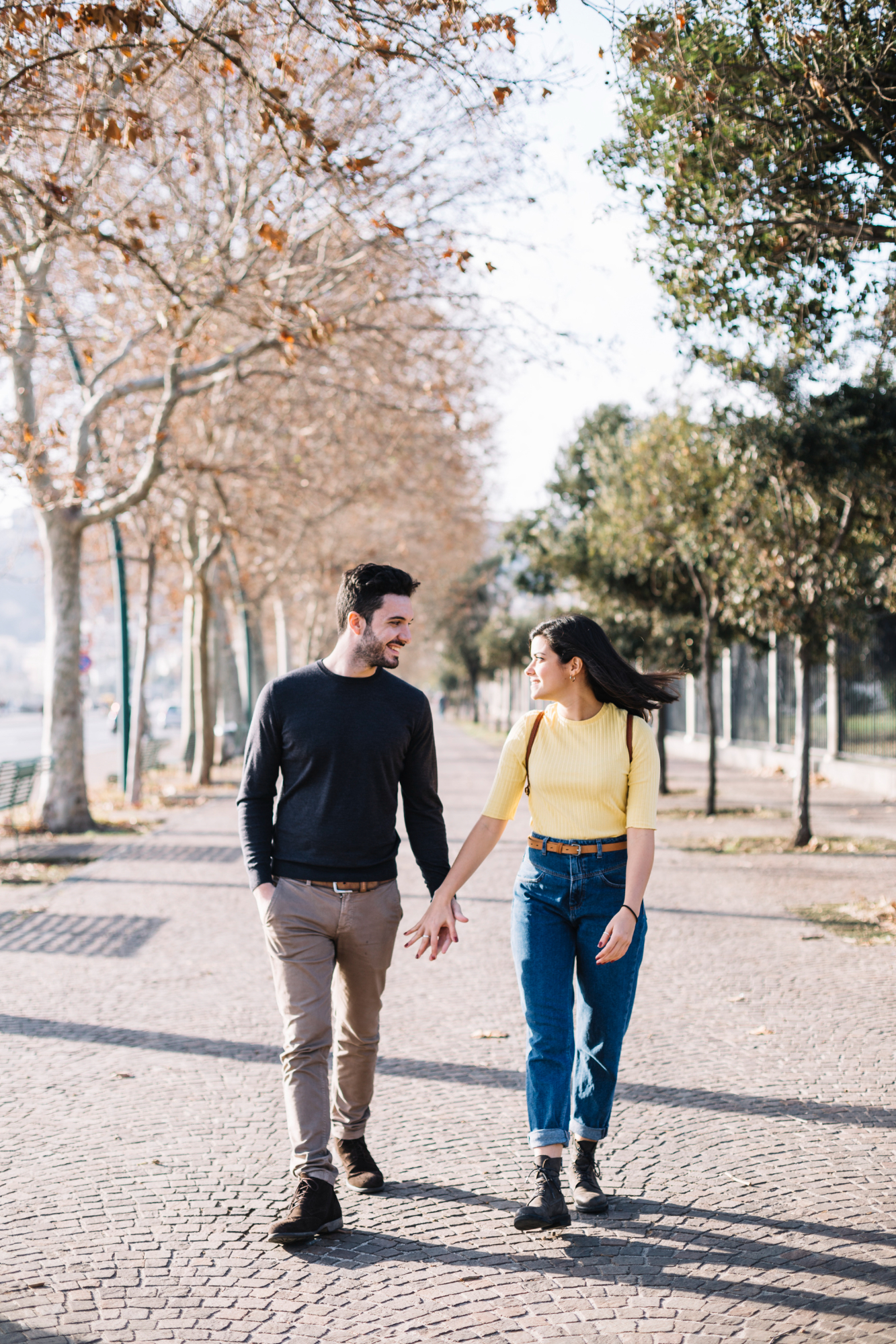 Pareja tomada de la mano | Foto: Freepik