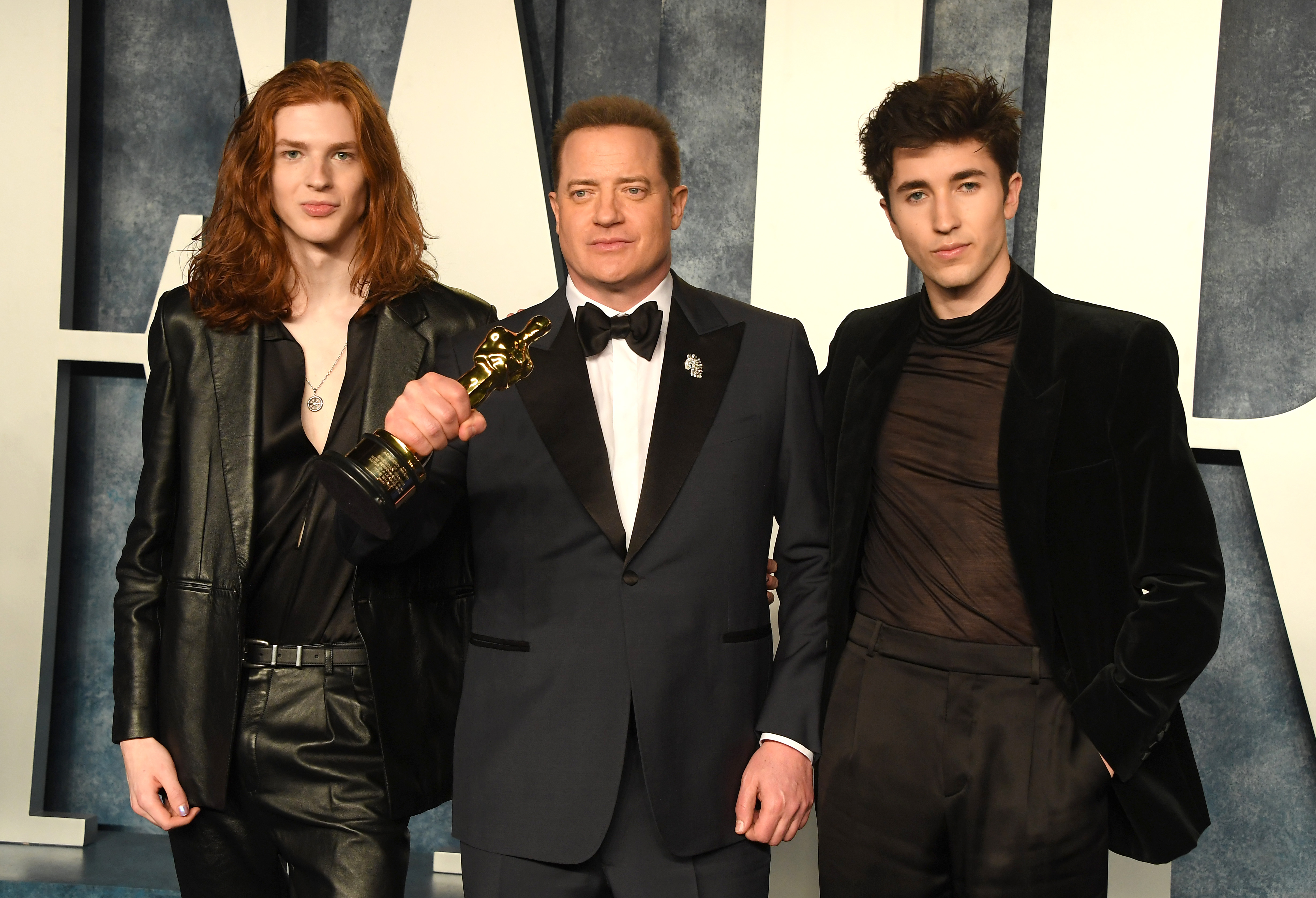 Holden Fraser, Brendan Fraser y Leland Fraser en la fiesta de los Oscar organizada por Vanity Fair el 12 de marzo de 2023 en Beverly Hills, California. | Foto: Getty Images