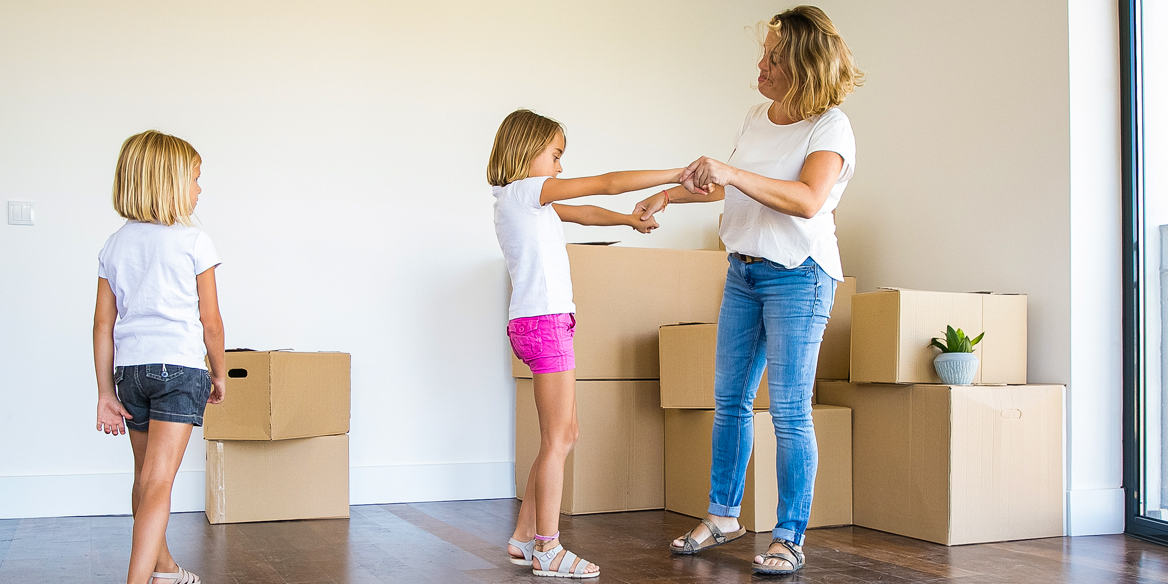 Una madre y sus hijos mudándose a una nueva casa | Fuente: Shutterstock