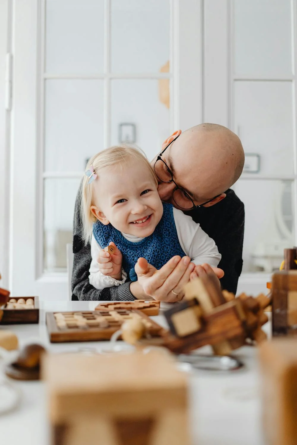 Un hombre abrazando a su hija | Fuente: Pexels