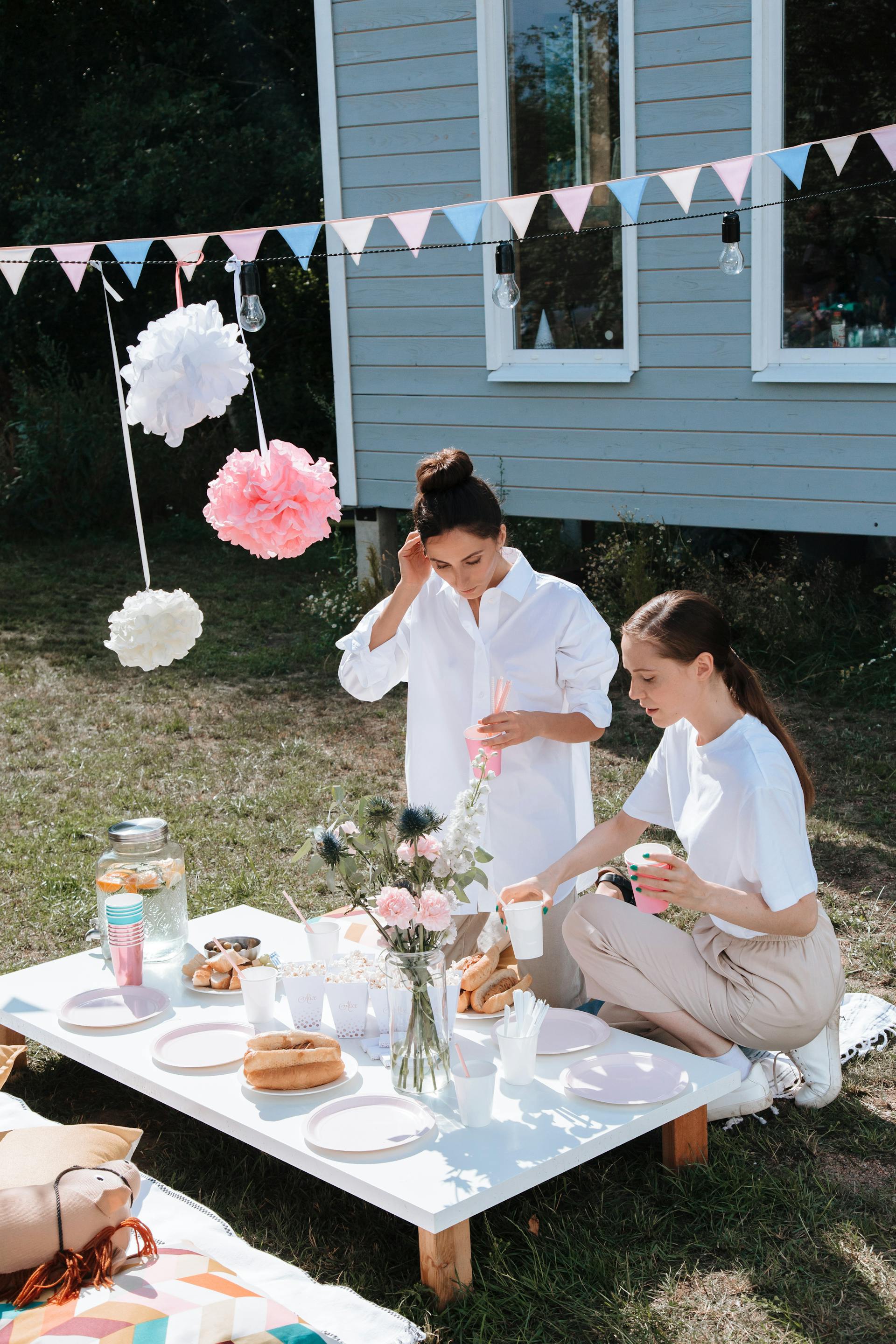 Dos mujeres en una fiesta en el patio | Fuente: Pexels