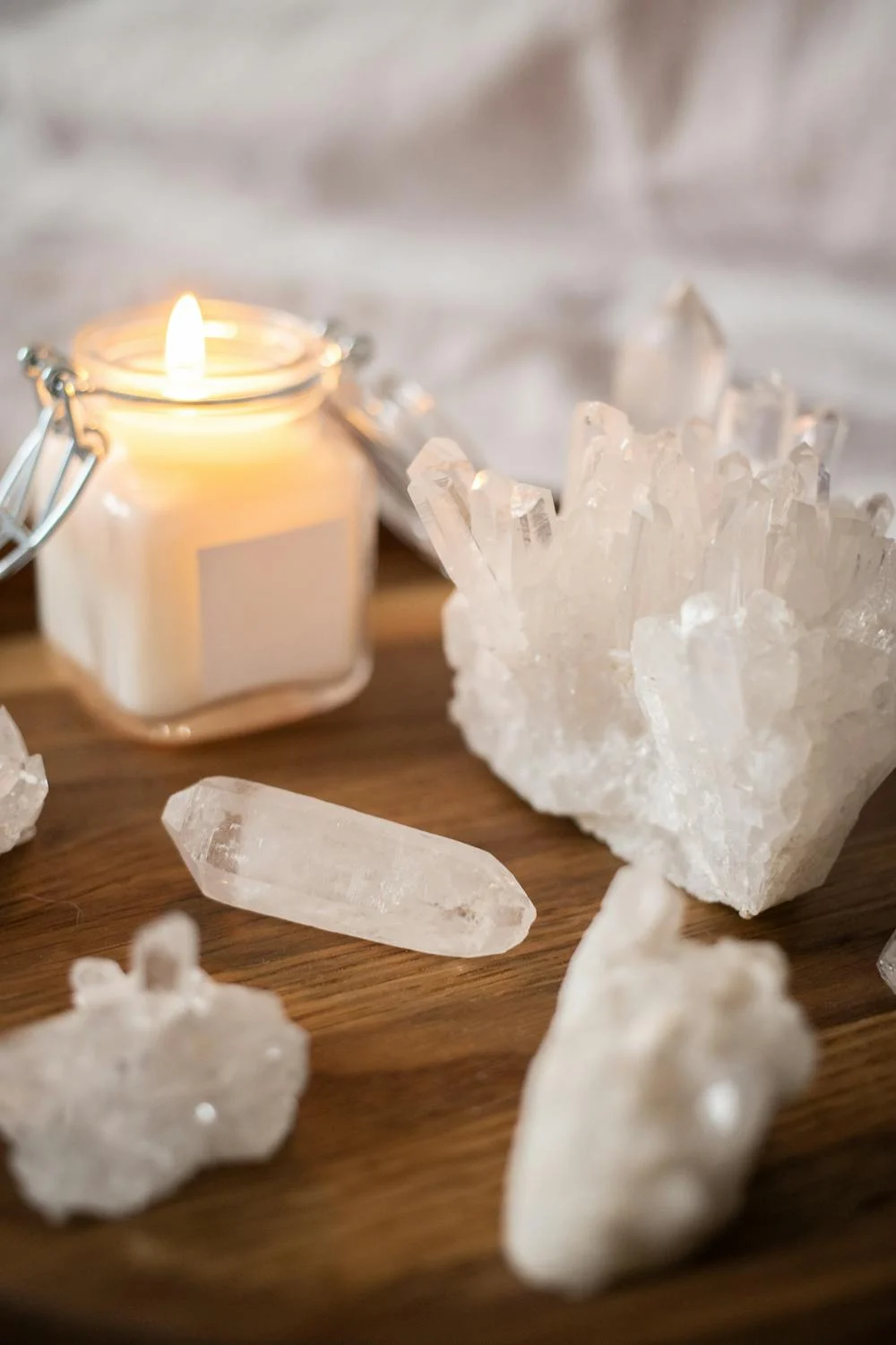 Una vela aromática y cristales sobre la mesa | Fuente: Pexels