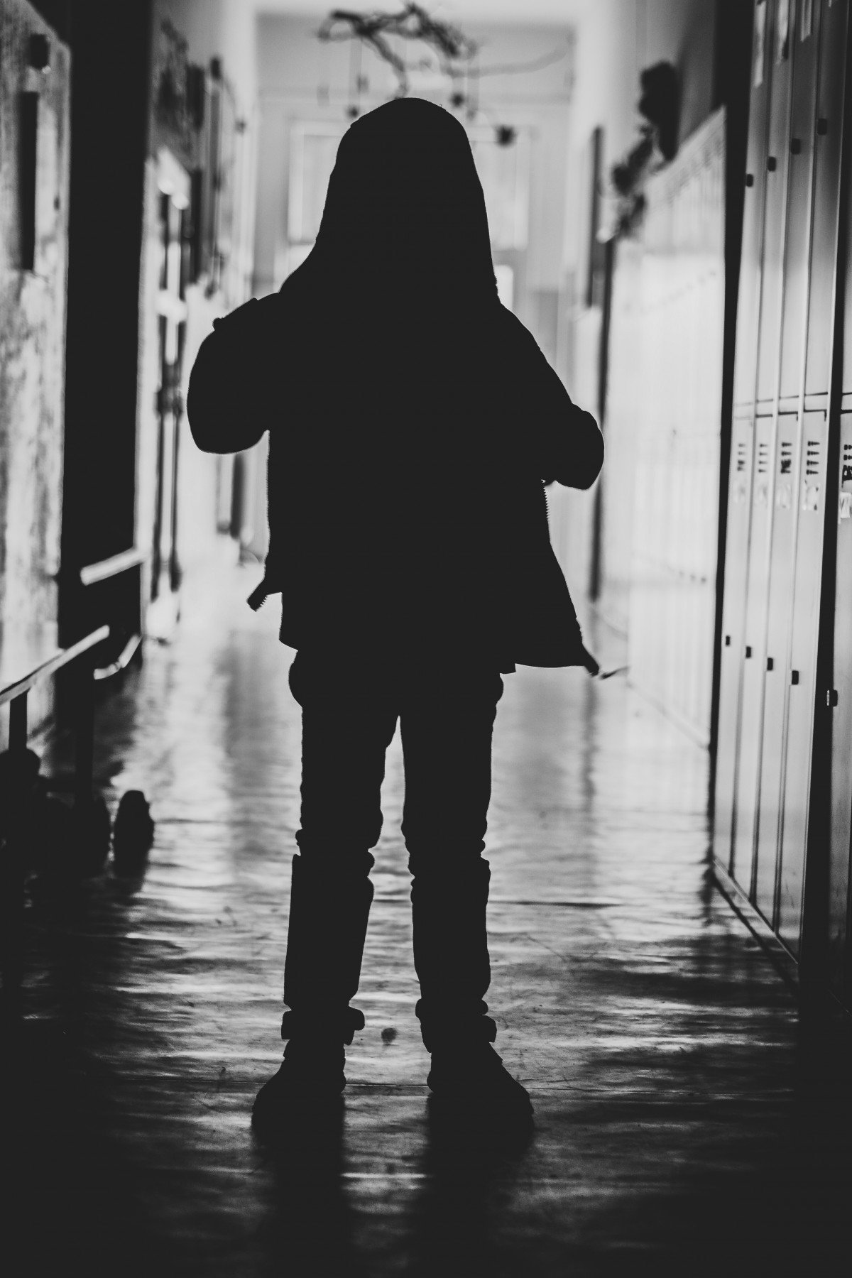 Niño en pasillo oscuro de colegio. | Imagen: PxHere